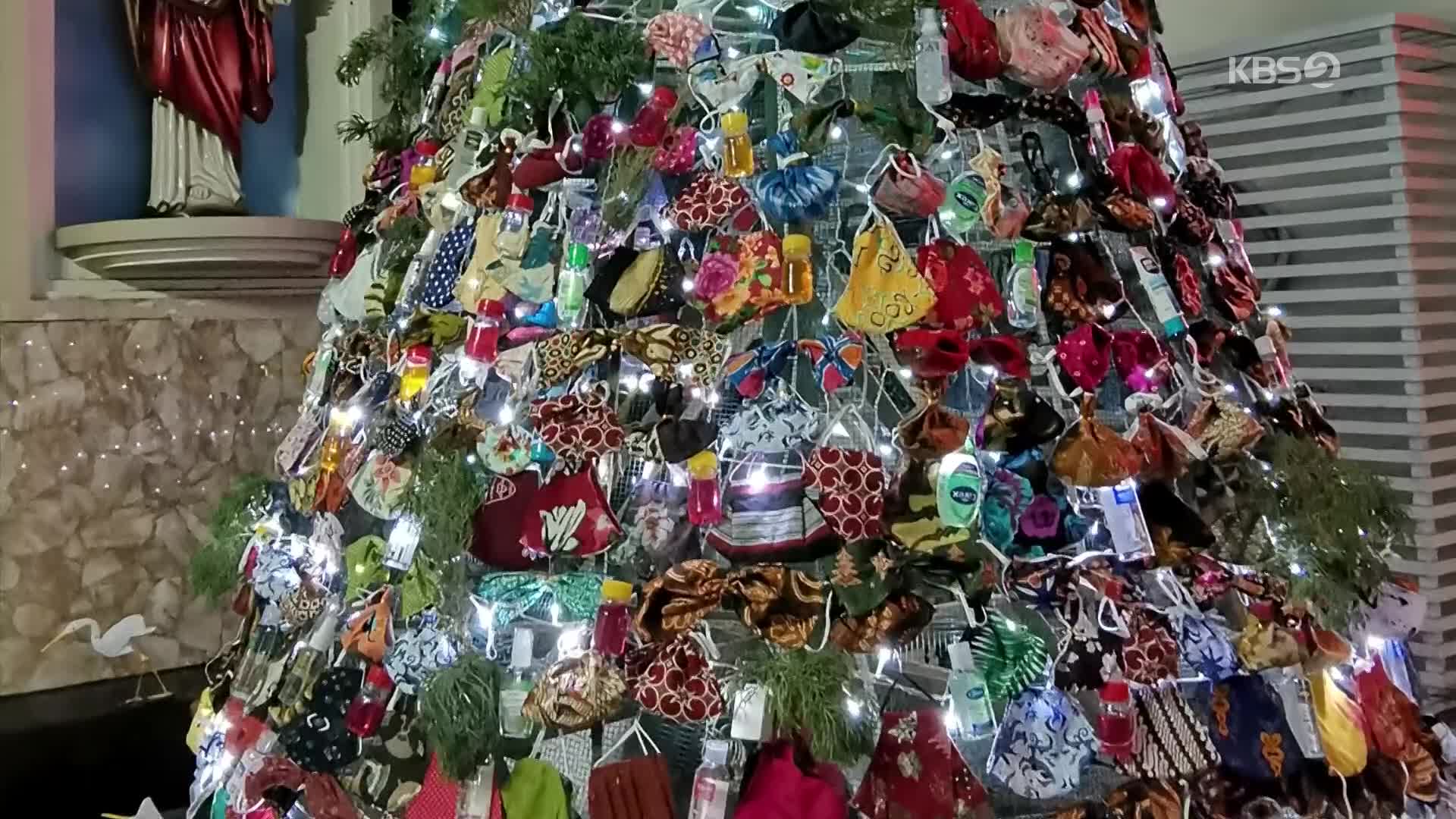 [지구촌 포토] 인도네시아, 마스크·손 소독제로 장식된 트리