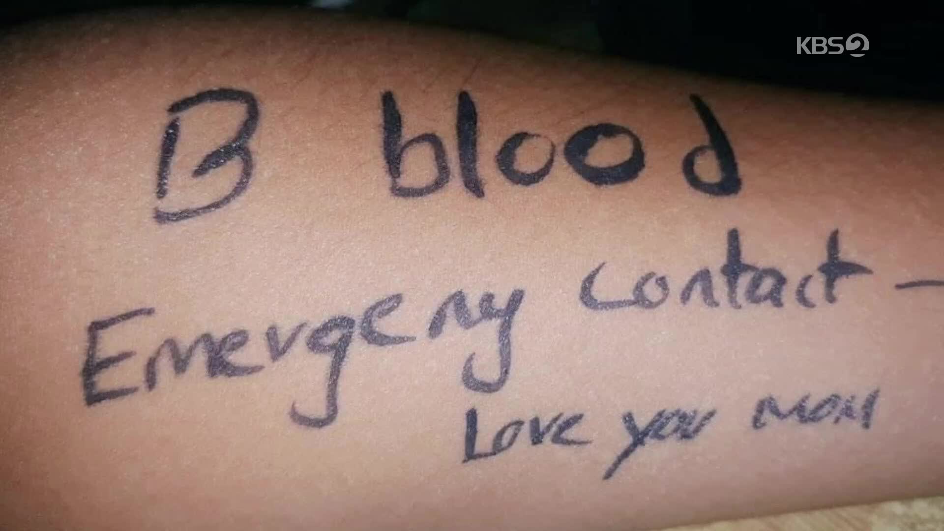 [지구촌 포토] 팔에 쓴 전화번호·혈액형…최악 상황 각오한 미얀마 시위대