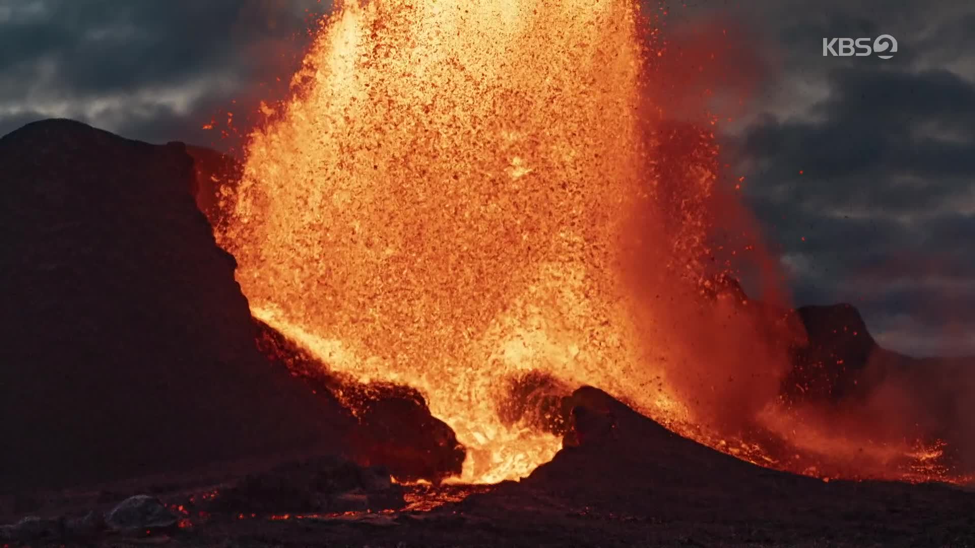 [지구촌 포토] 아이슬란드 화산 분출 계속…몰리는 관광객 위험천만