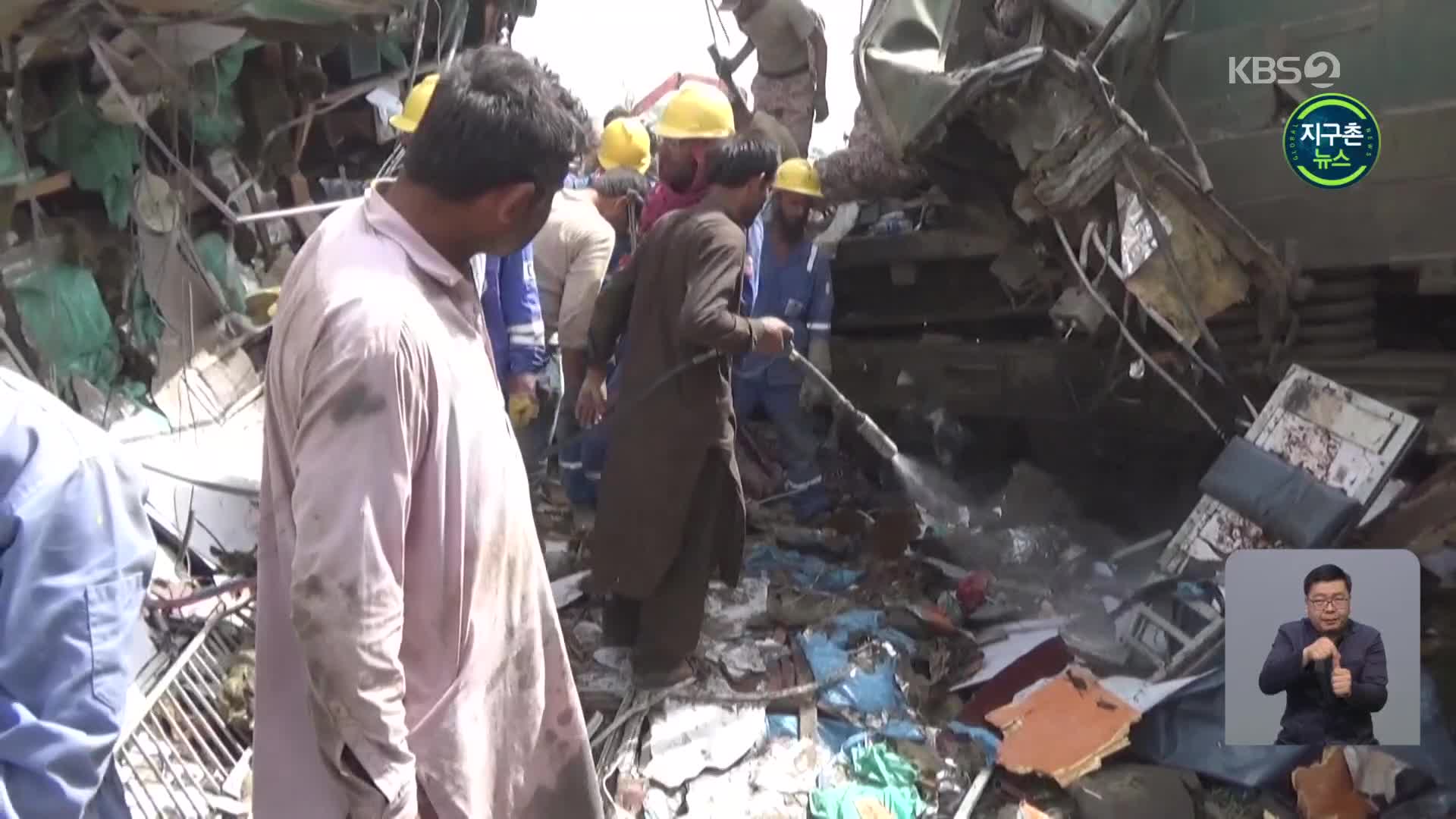 파키스탄, 열차 충돌로 50여 명 사망…구조 작업 계속  