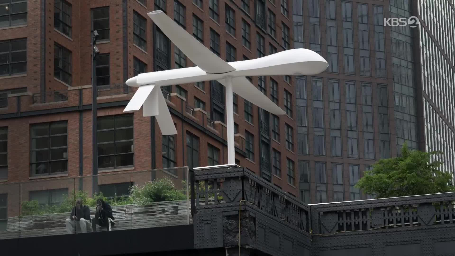 [지구촌 포토] 뉴욕에 등장한 드론 조형물…기술 발전에 따르는 문제점 표현