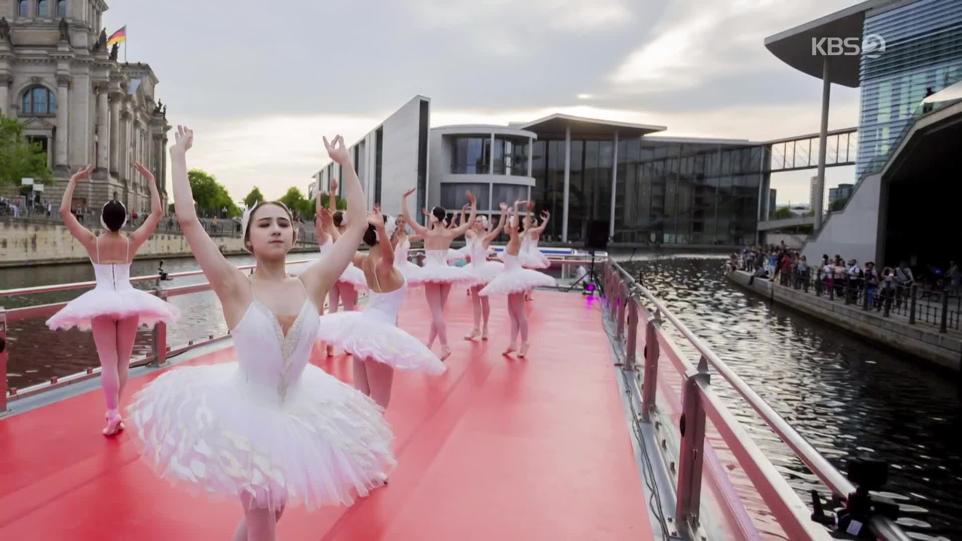 [지구촌 포토] 코로나19 시대의 예술…베를린의 영화 축제와 발레 공연
