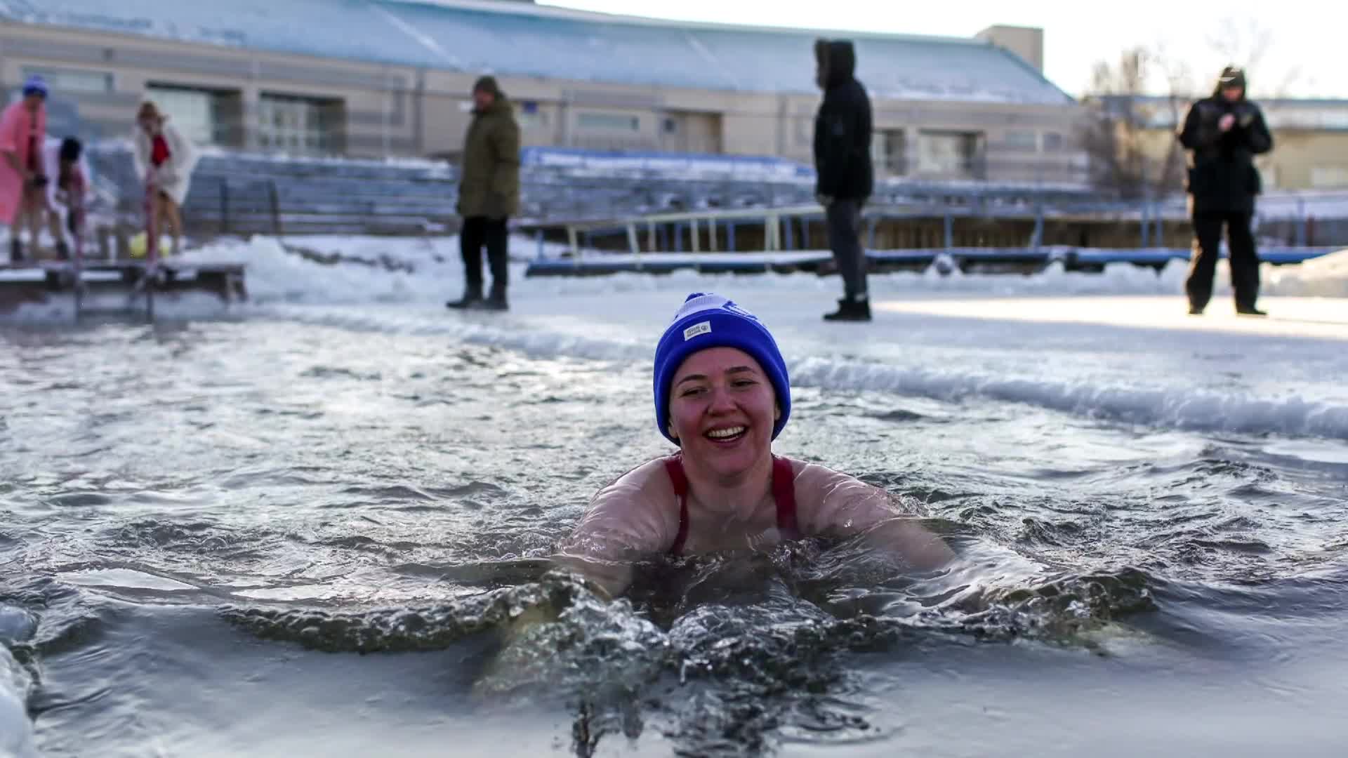 추위는 두렵지 않다…얼음 수영 마니아들