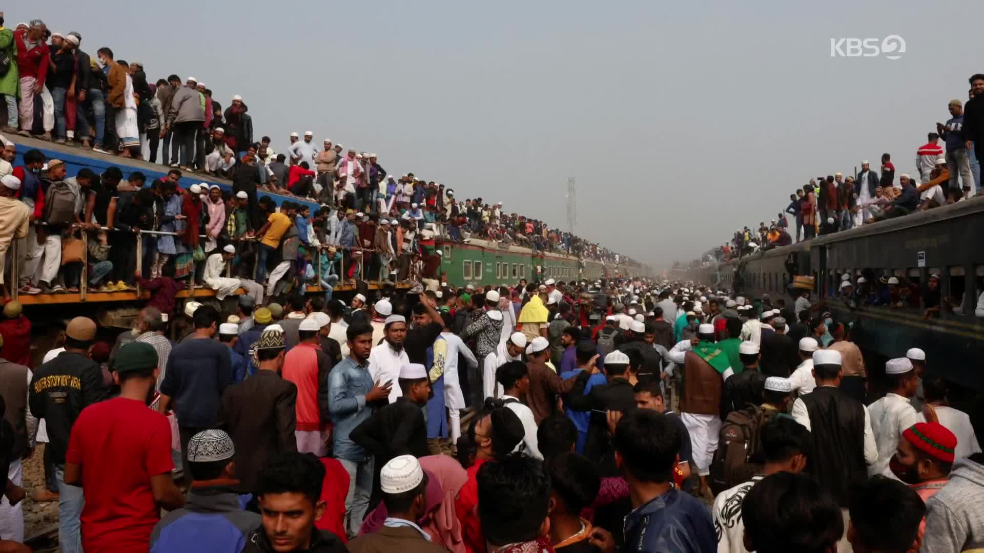 [지구촌 포토] ‘타고 내리실 때 주의’…방글라데시에 몰린 수백만 무슬림