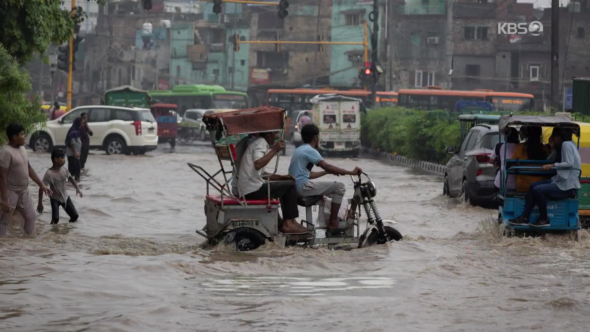 [지구촌 포토] 물 속을 달리는 오토바이…인도 몬순 우기 풍경