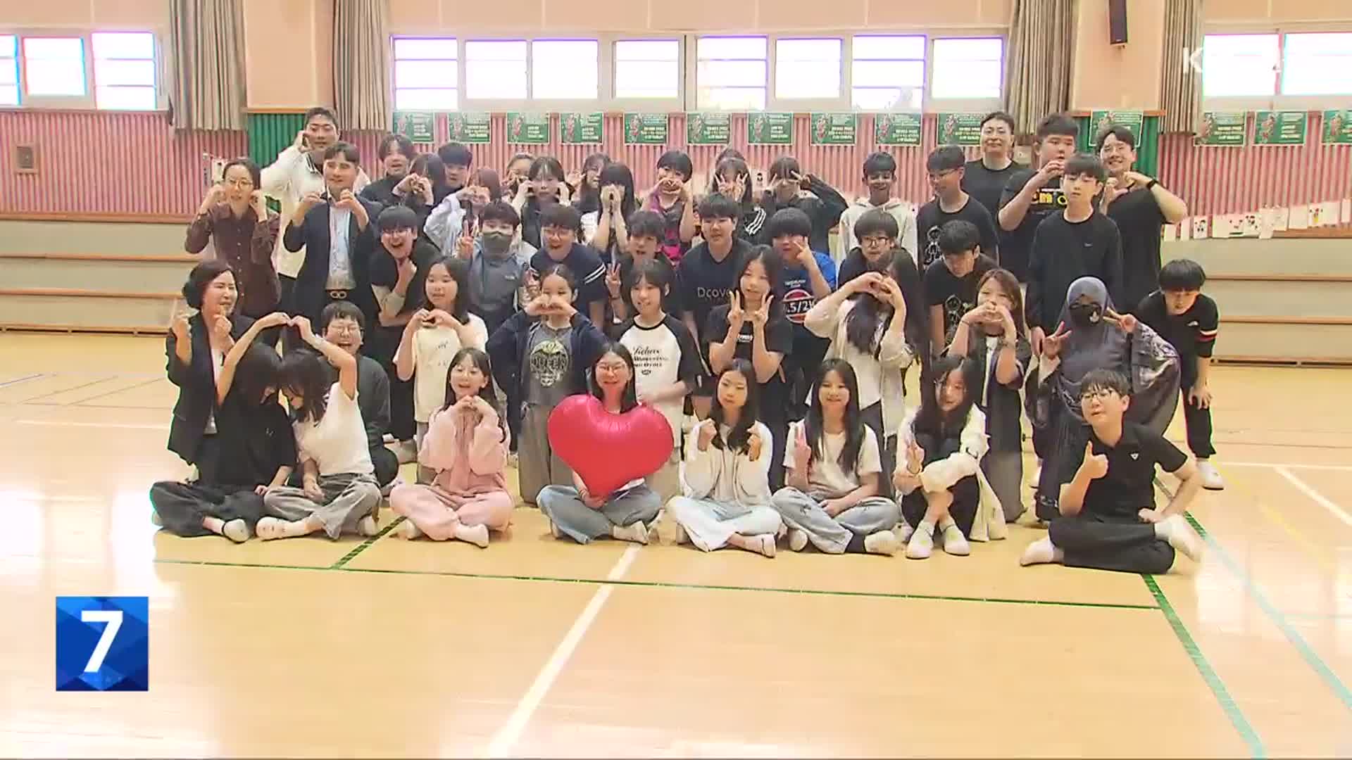 “선생님 감사합니다”·“제자들아 고마워”…함께 웃은 스승의 날
