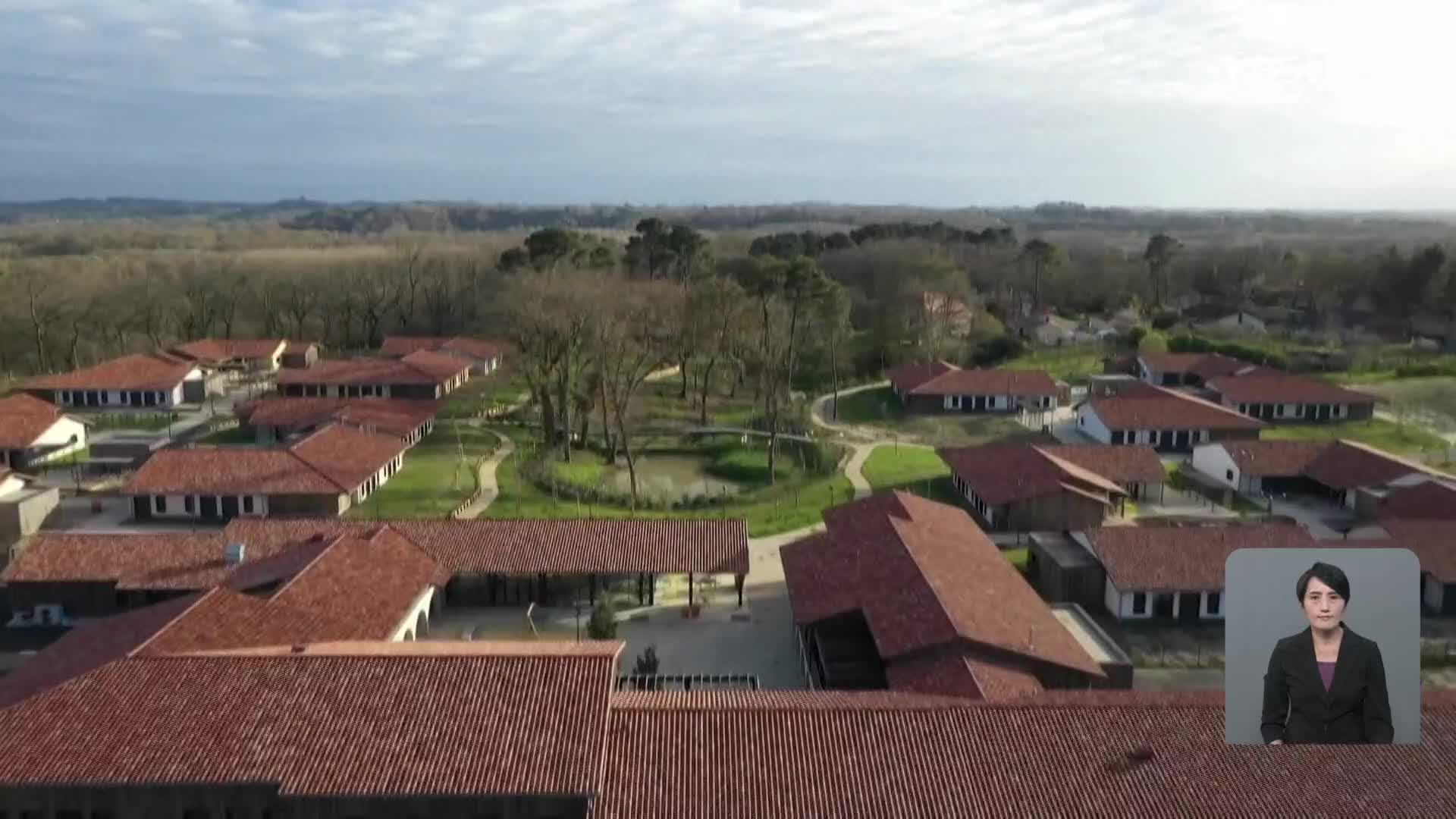 프랑스, 보통의 전원 마을 같은 알츠하이머 노인 시설