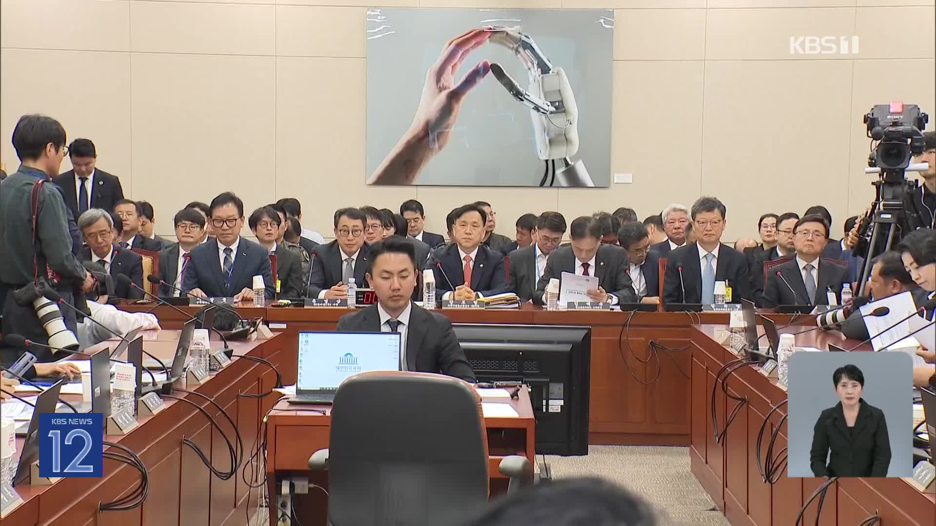 “통신 역사 최악 해킹…6월까지 유심 1000만 개 확보”
