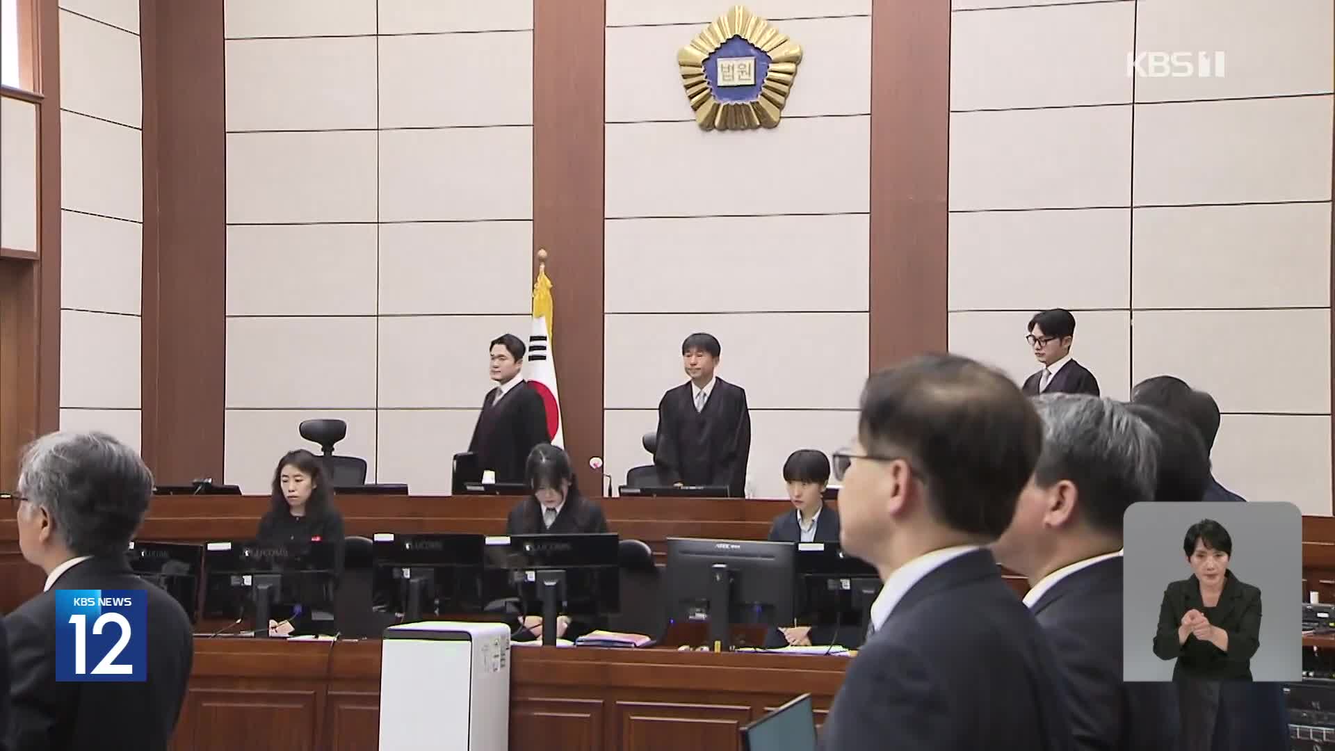 “의혹 제기 사실 아니야”…“접대 의혹 사진 공개”