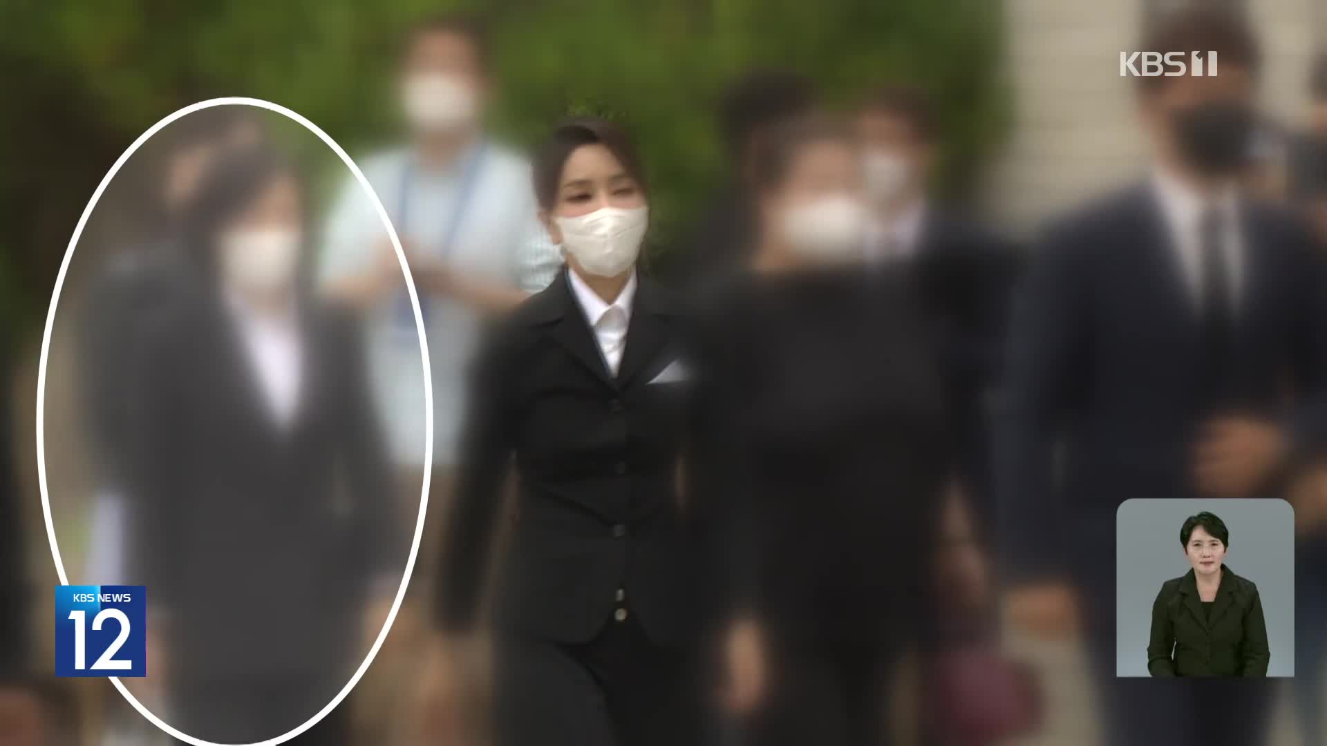 [단독] “김건희 수행비서 샤넬 가방 교환 때 관저 공사업체 대표 부인 동행”