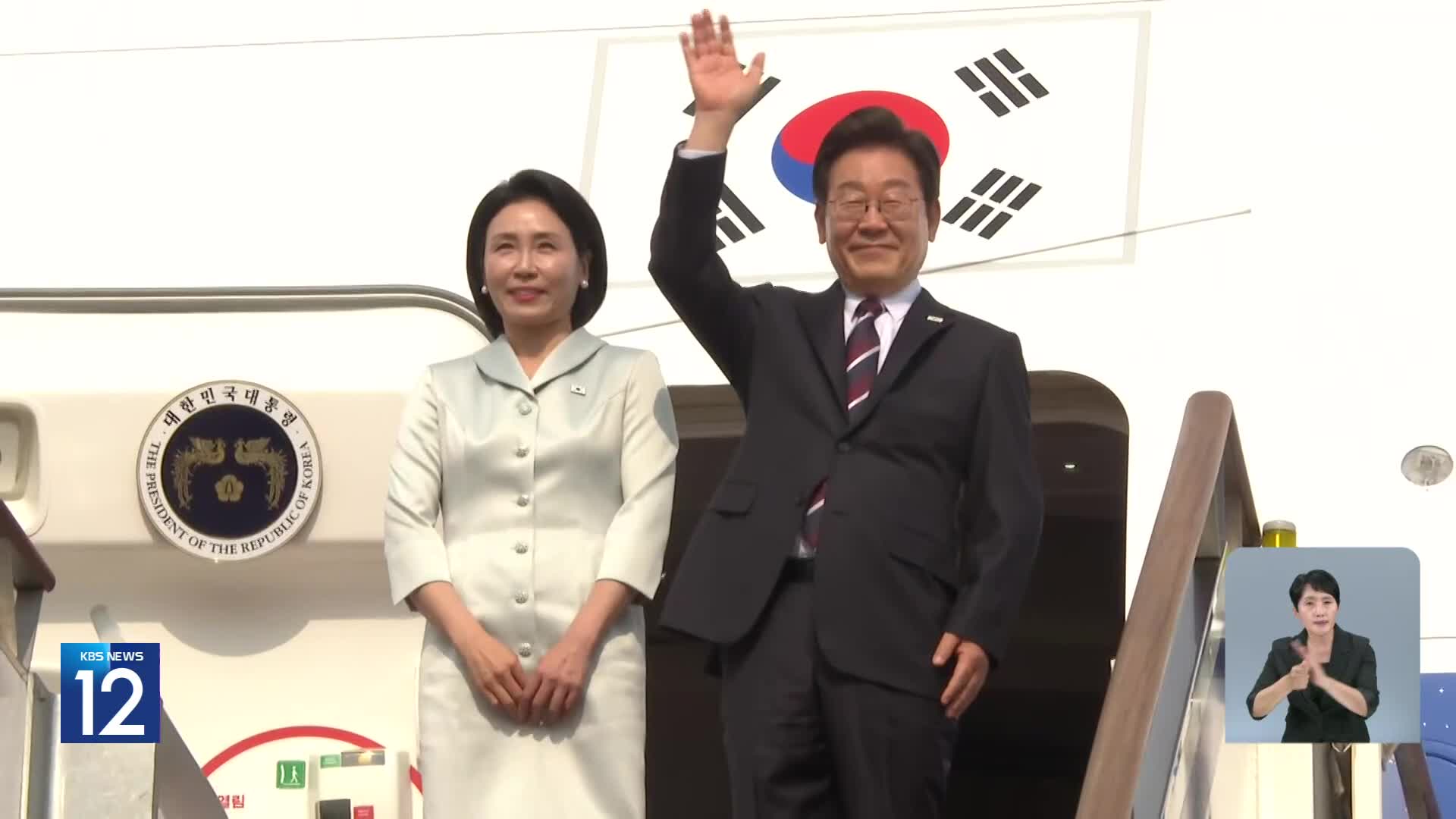 이 대통령 “위안부 합의 번복, 바람직하지 않아…일본 매우 중요 존재”