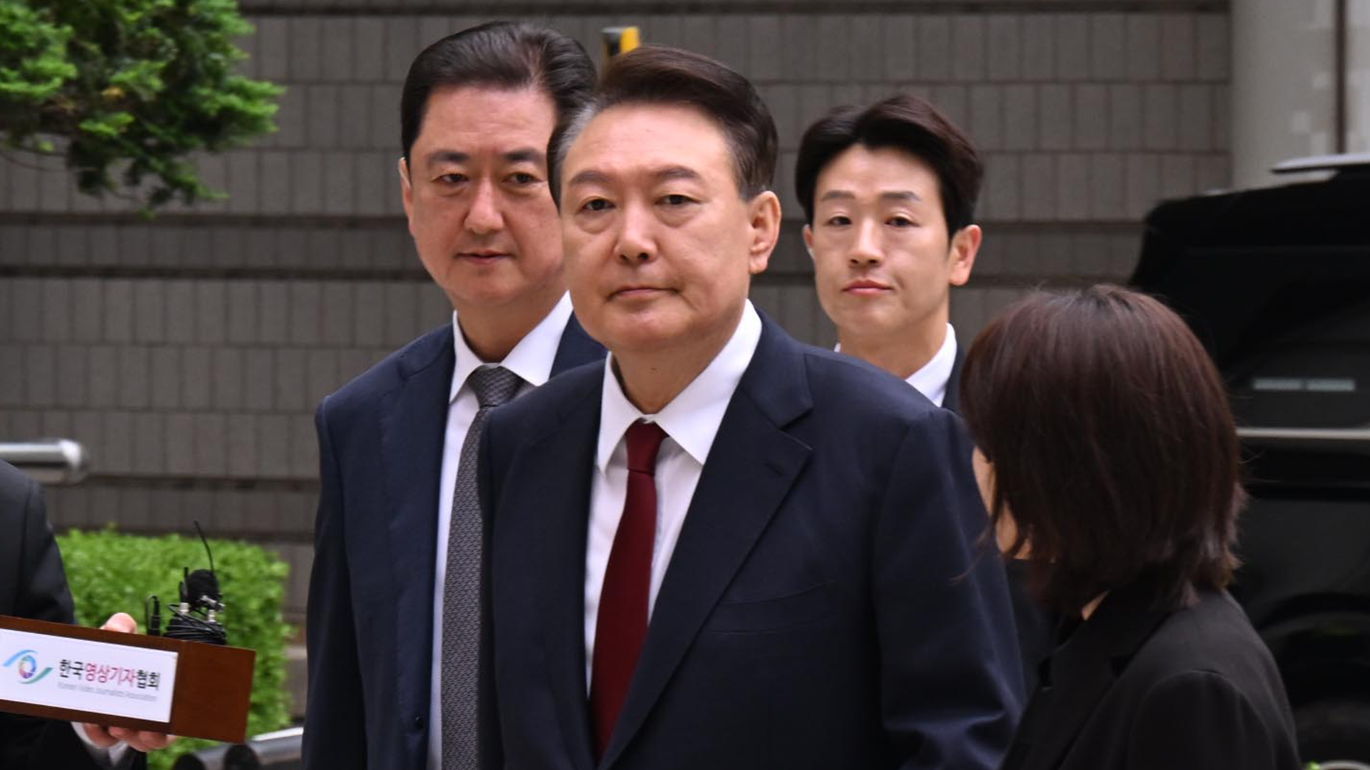 윤석열 또 묵묵부답 입장…지귀연 “접대 의혹 사실 아냐”