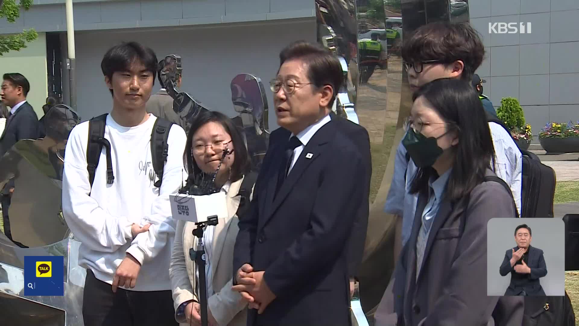 이재명, 신촌에서 사전투표…민주당 “김문수, ‘내란 꼭두각시’로 인천 상륙”
