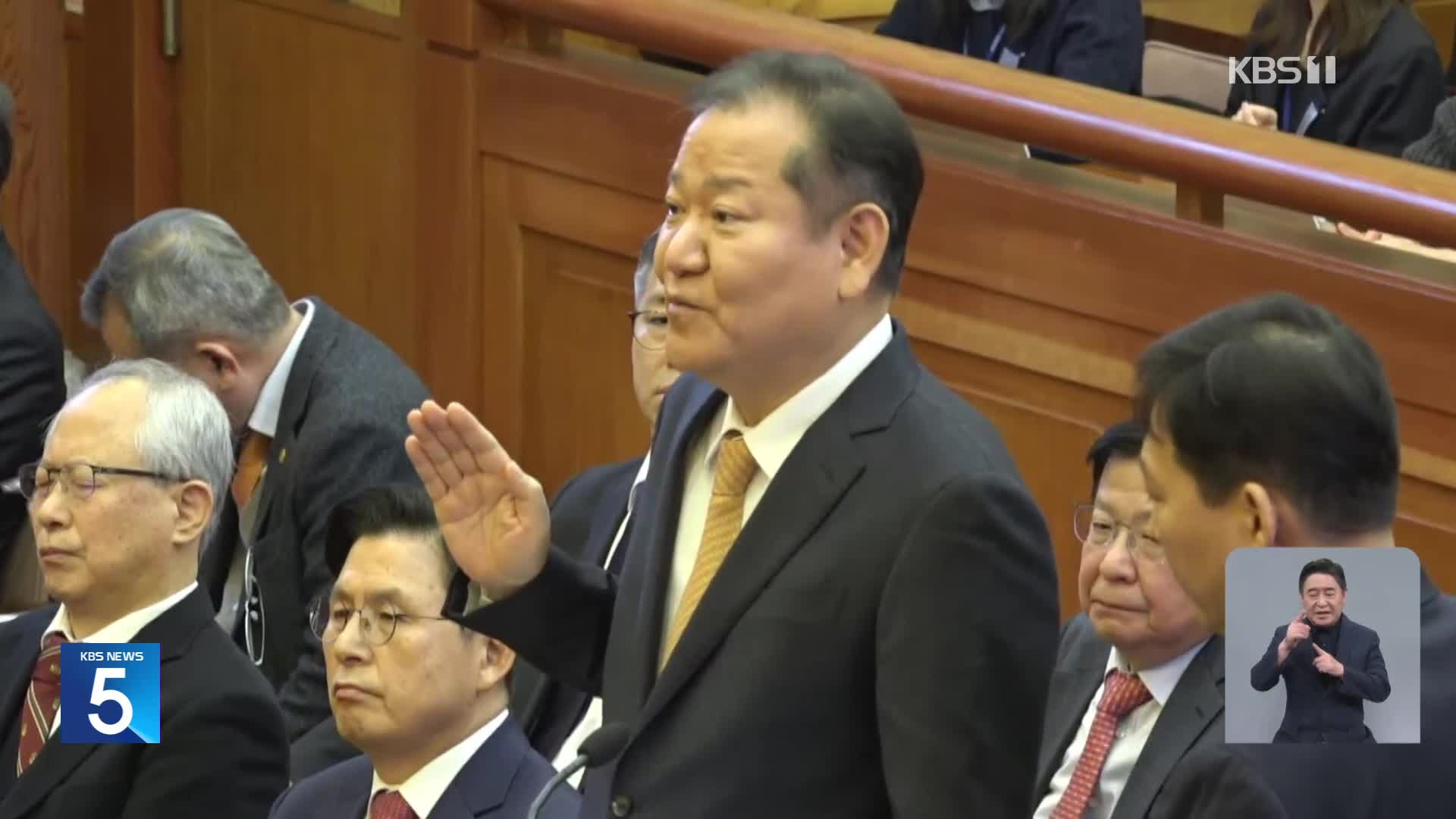 “쪽지 얼핏 봤다, 안 받았다”더니…CCTV에선 문건 챙긴 이상민