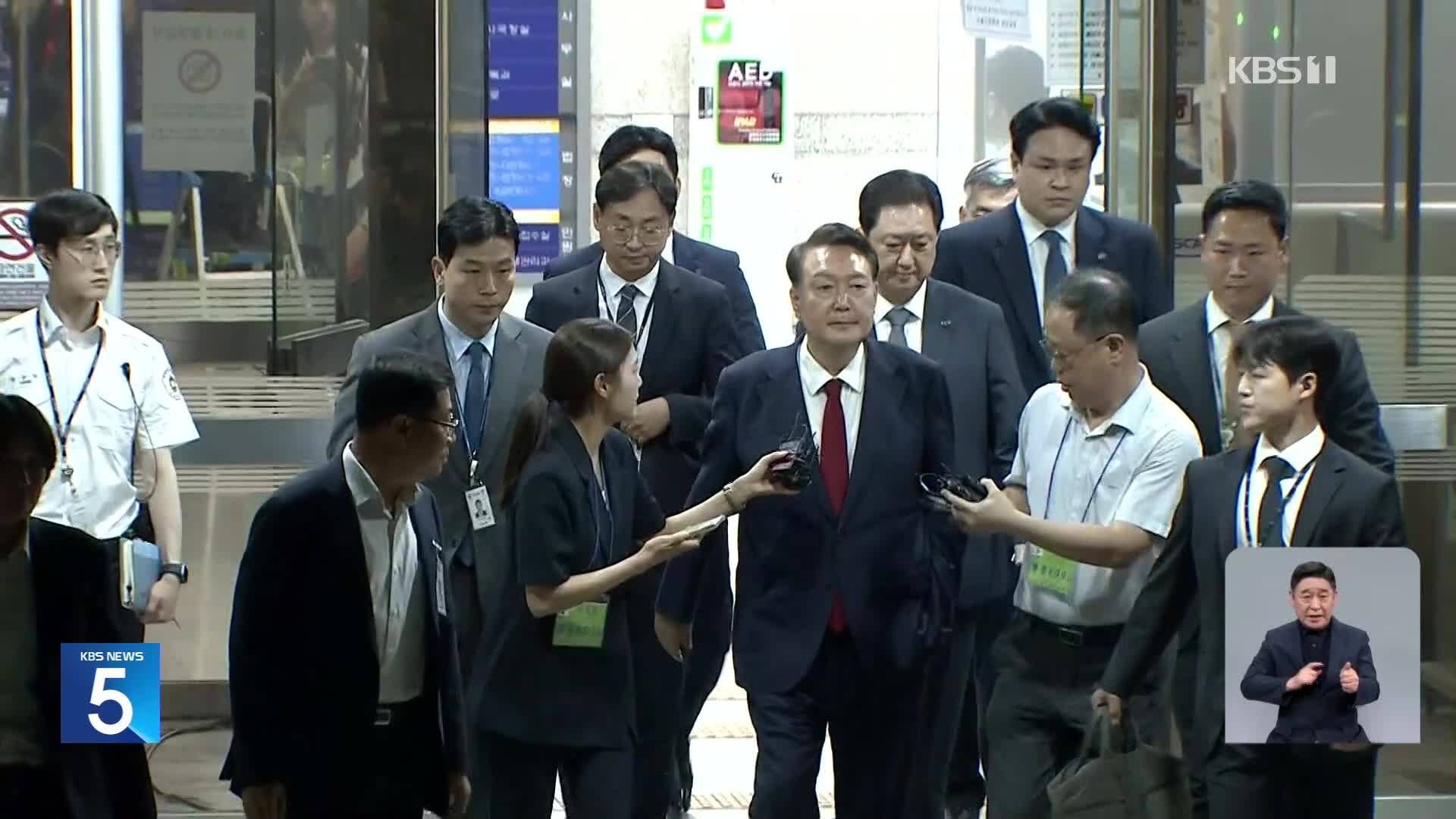 윤 전 대통령, 재구속 뒤 첫 재판 ‘불출석’…넉달 만에 재구속
