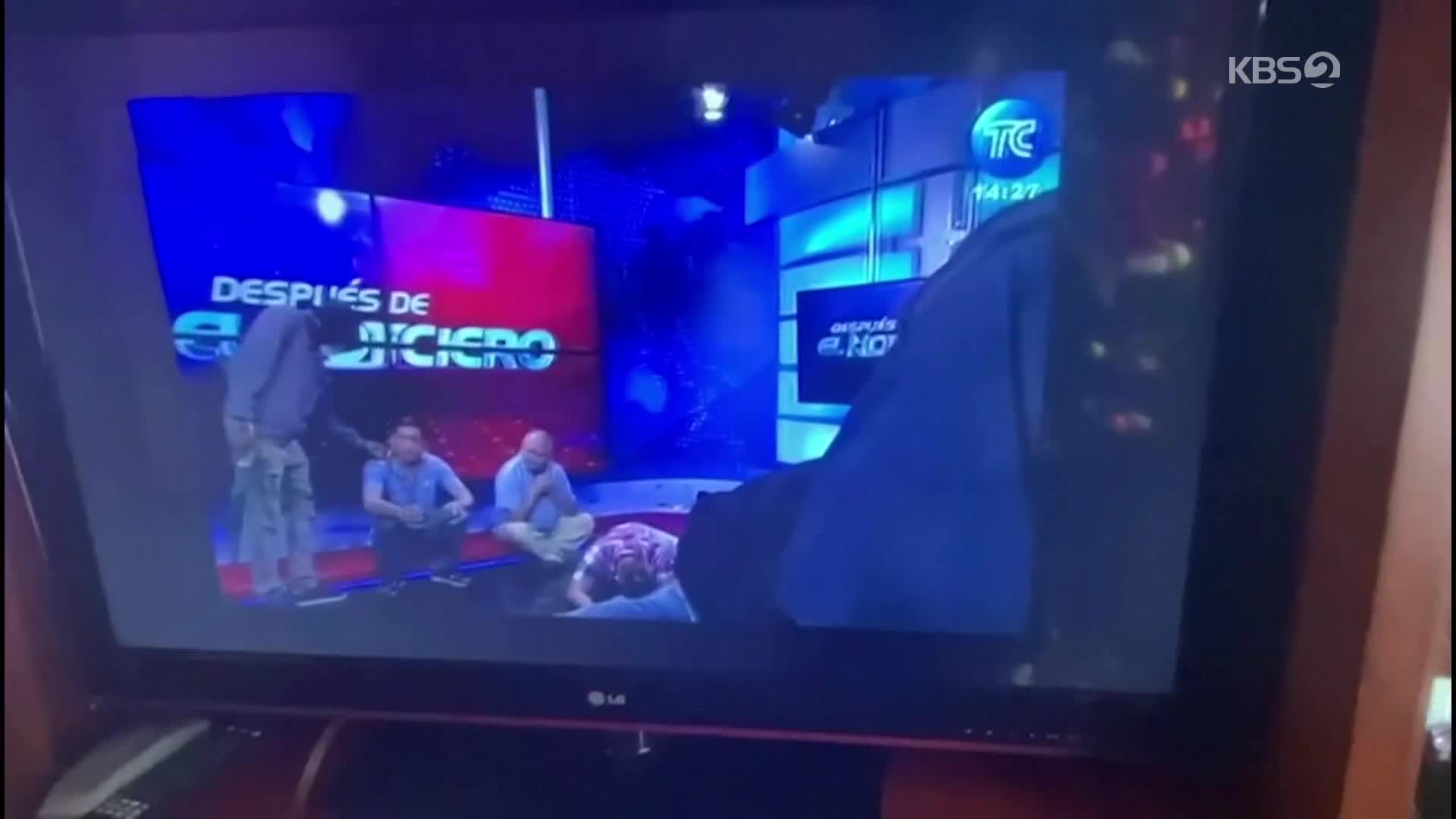 에콰도르 TV 생방송 중 무장괴한 난입…직원들에 총구 겨누며 위협