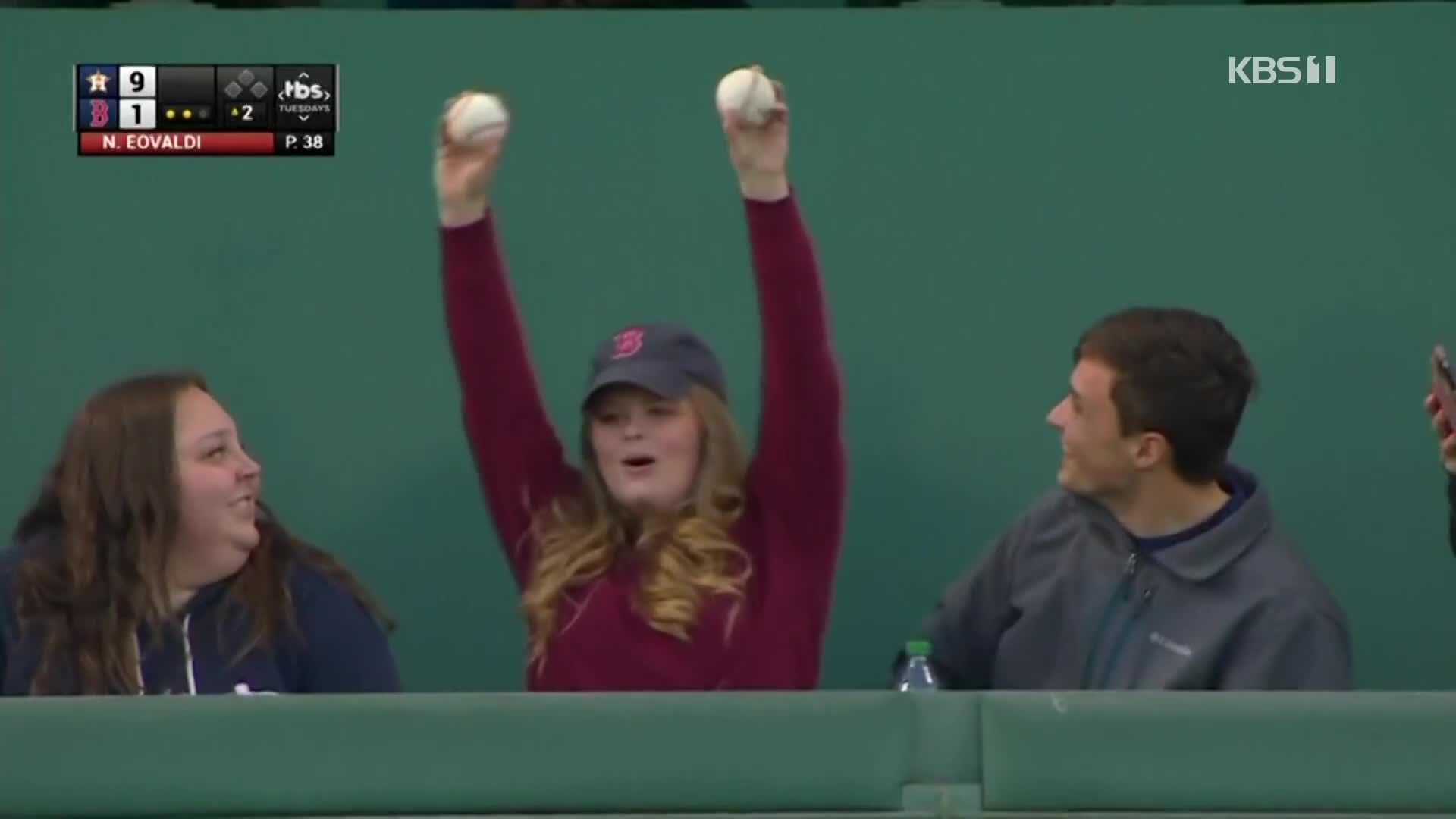 [오늘의 영상] 홈런볼 2개 잡은 관중…이런 행운이!