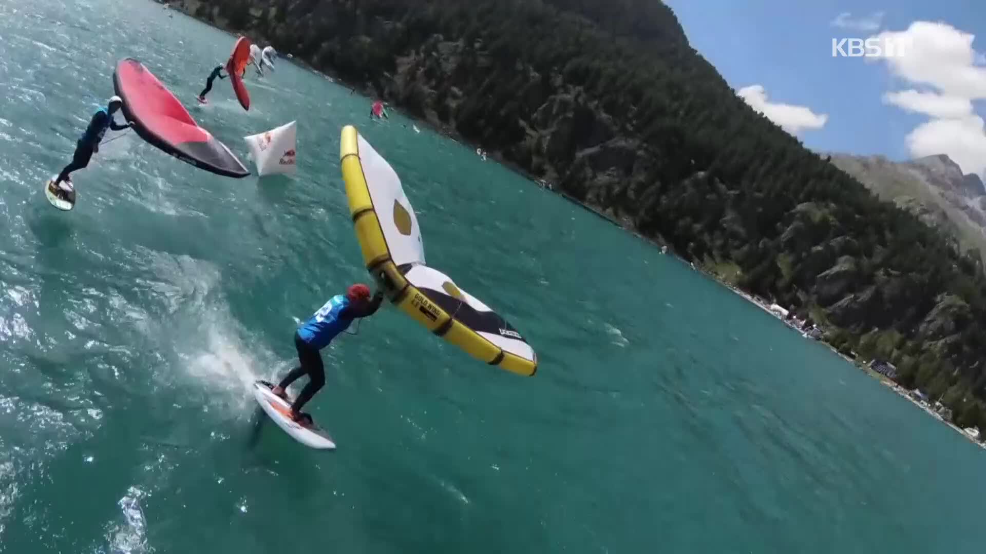 [오늘의 영상] 스위스 윙서핑…‘알프스 바람’ 느껴져
