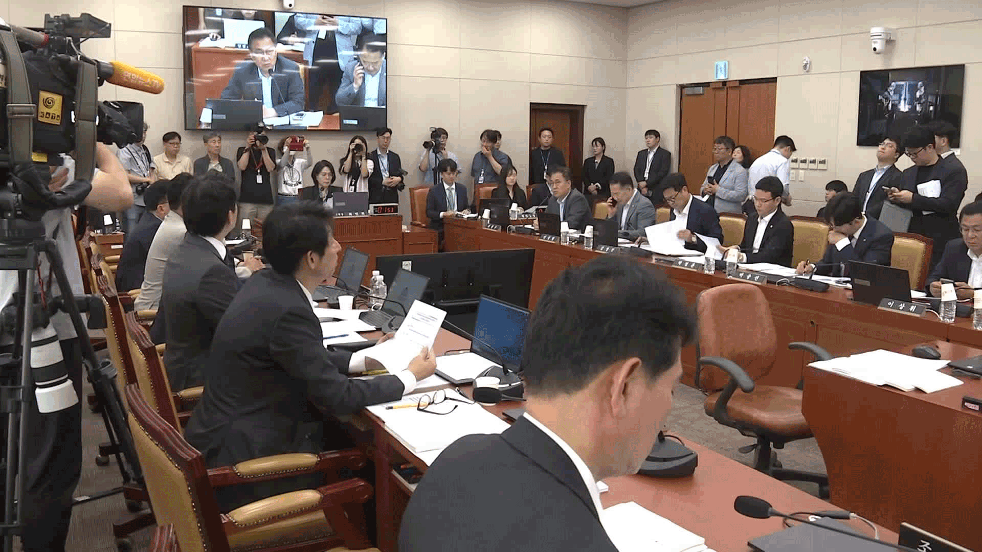 민주당 주도 ‘방송 3법’ 상임위 통과…국민의힘 “방송 장악”
