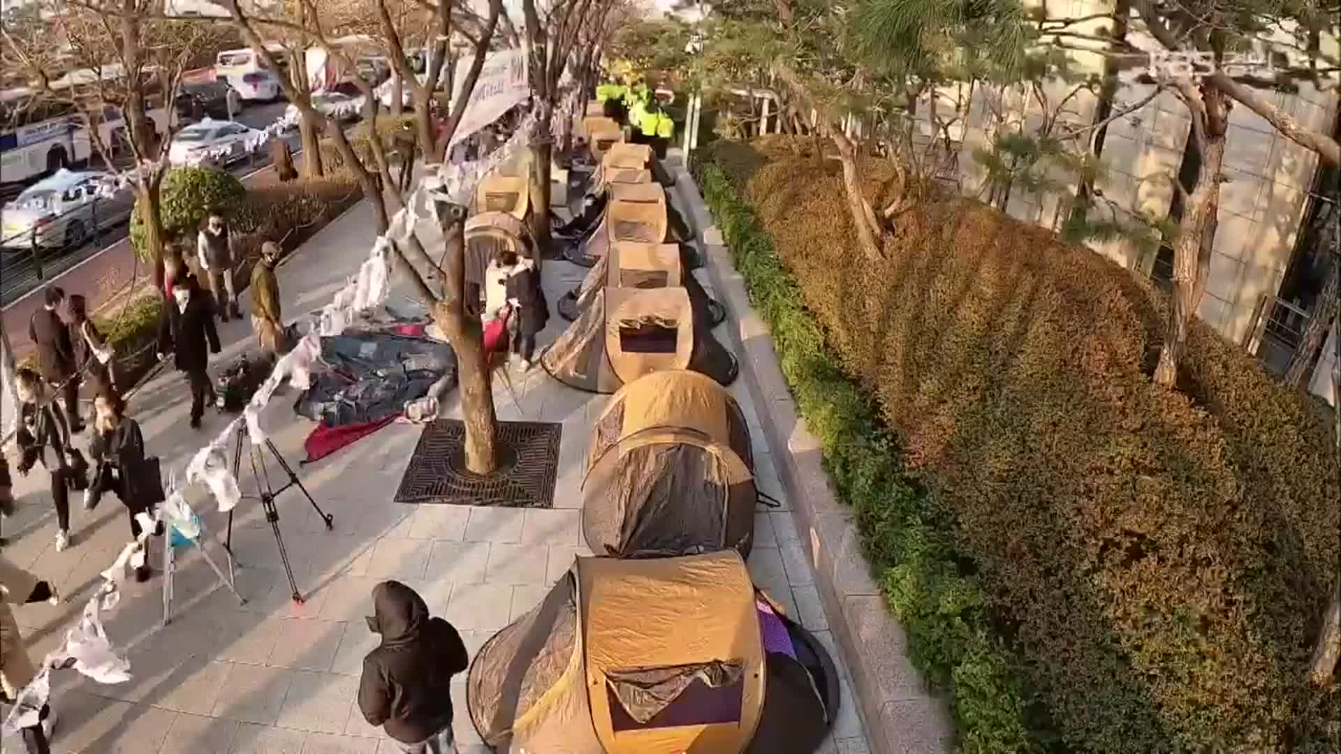 100개의 텐트·100일의 외침…LG 청소노동자들 “일하게 해달라”