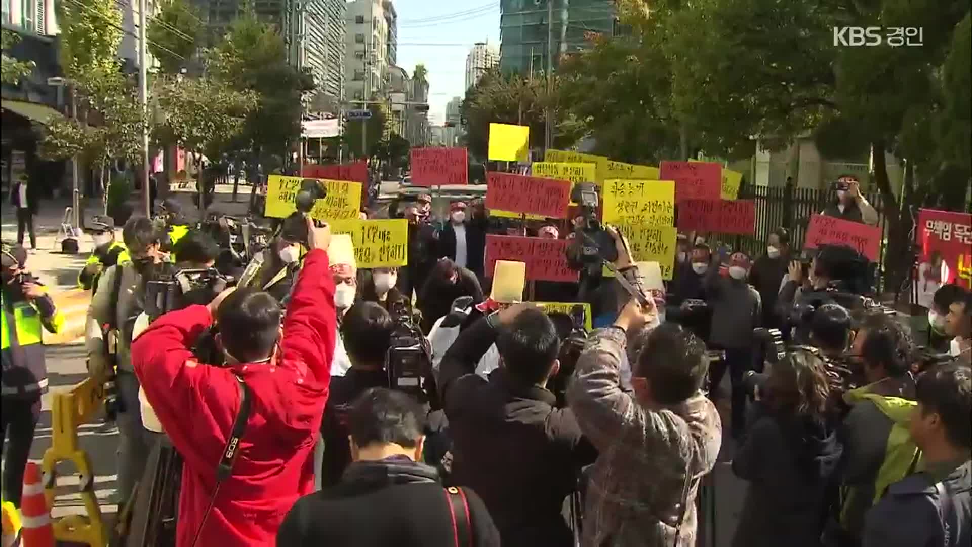 우유팩 던진 농민들…“푸르밀 대표 어딨나”