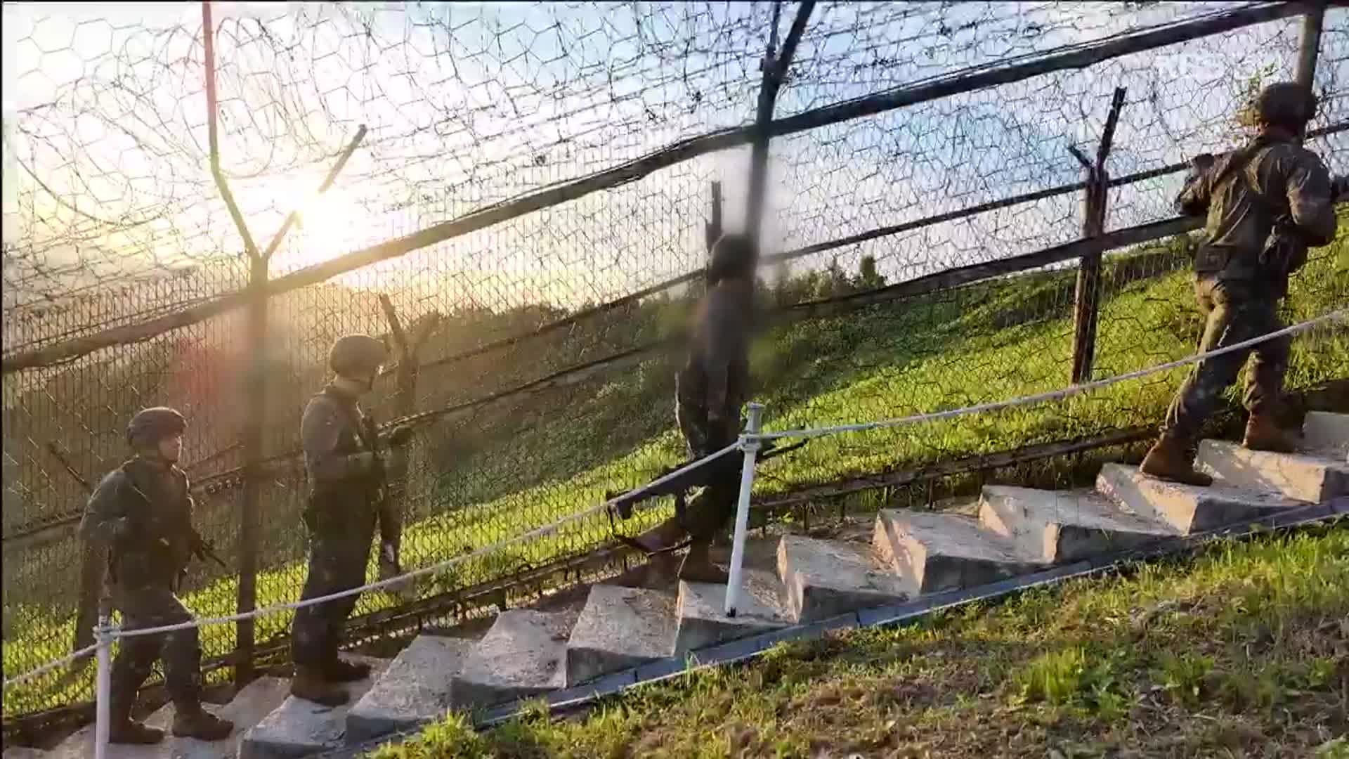 숨이 턱, 40도 육박하는 GOP 철책선…접경지역 장병의 여름