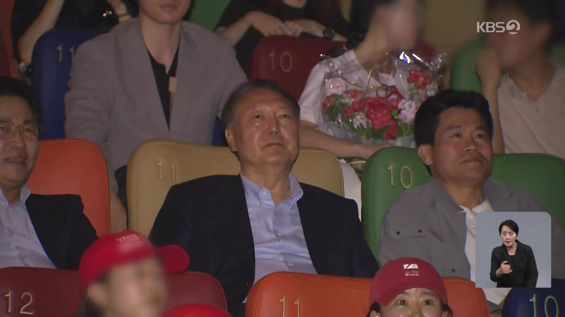윤석열, ‘부정선거’ 다큐 관람…국힘서도 “자중해야” 비판 봇물