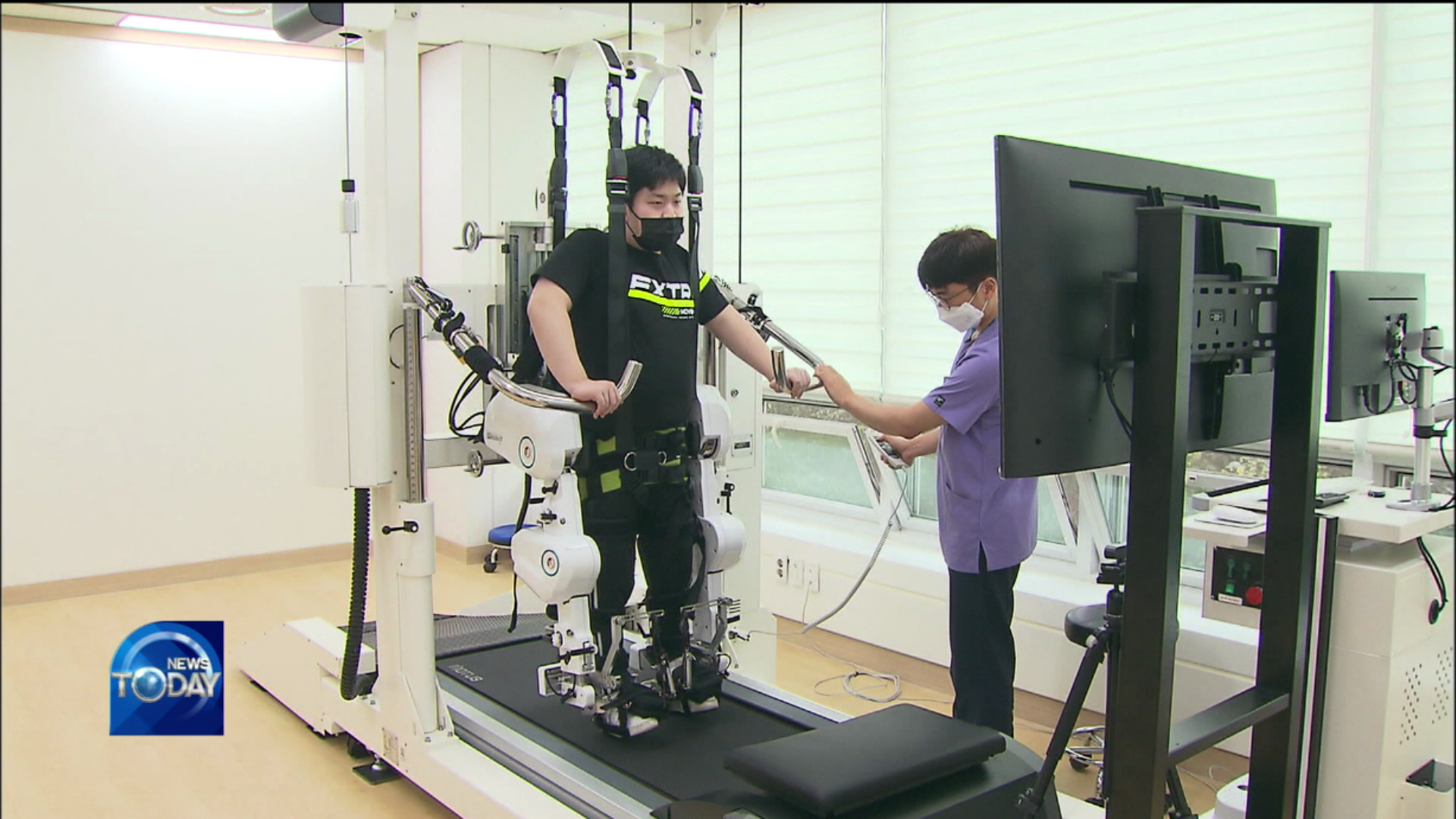 THERAPEUTIC ROBOT ASSISTS IN PHYSICAL REHAB