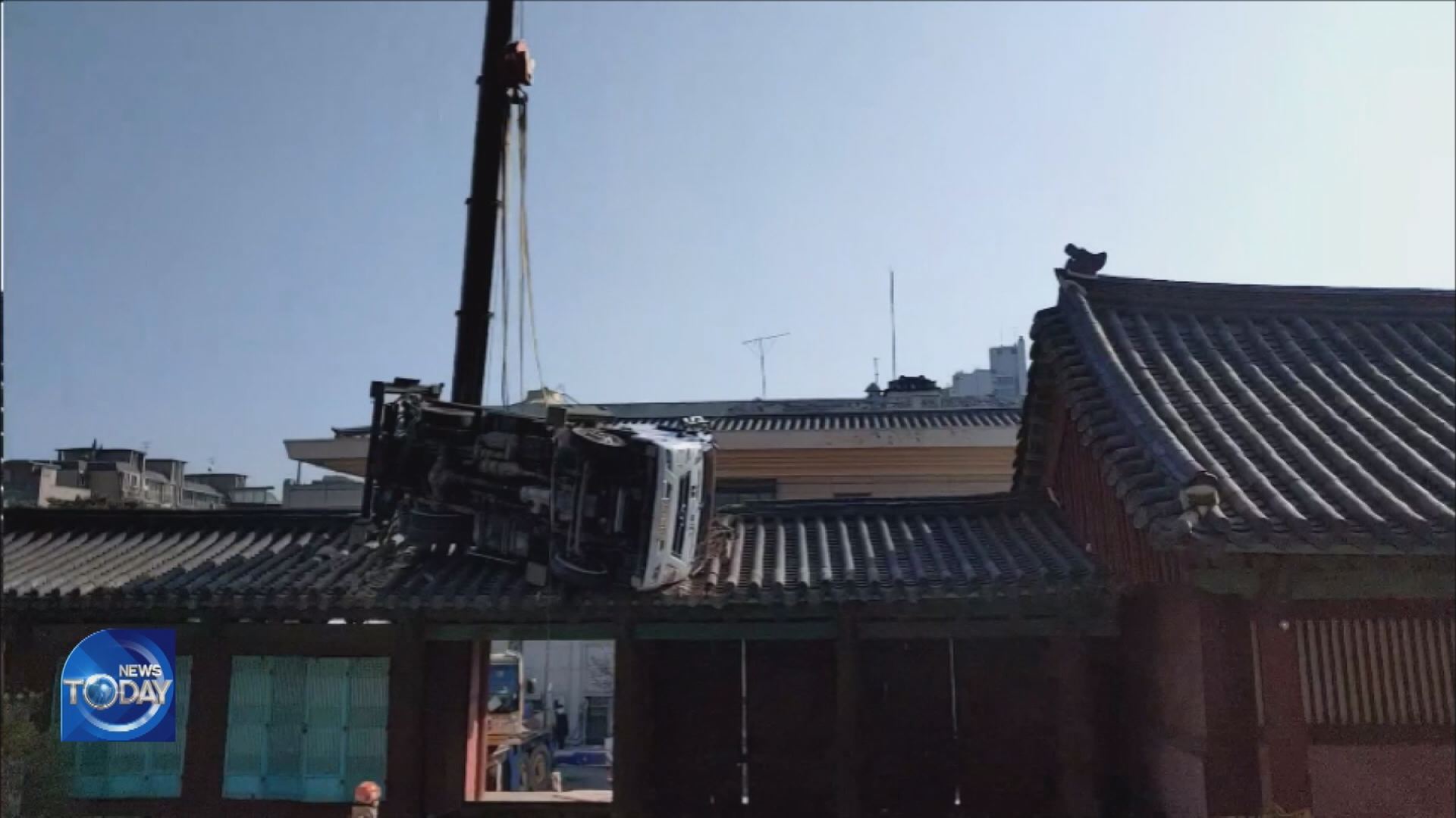 TRUCK ACCIDENT DAMAGES CONFUCIAN SHRINE