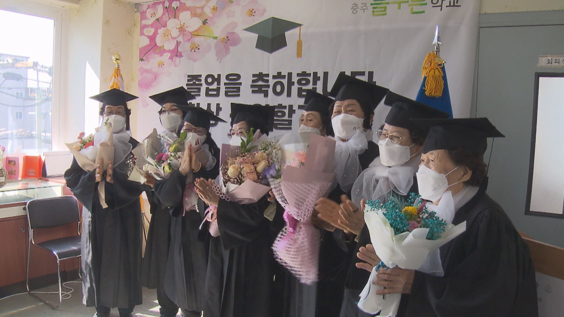 SENIORS GRADUATE MIDDLE SCHOOL