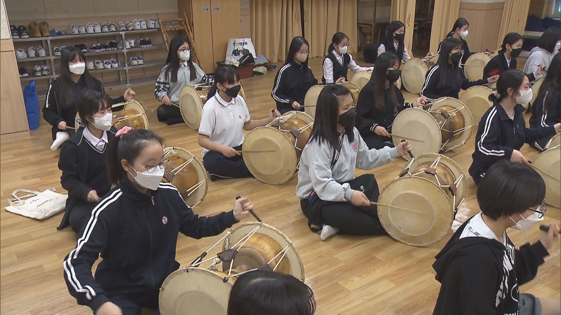 SPECULATIONS OVER TRADITIONAL MUSIC EDUCATION