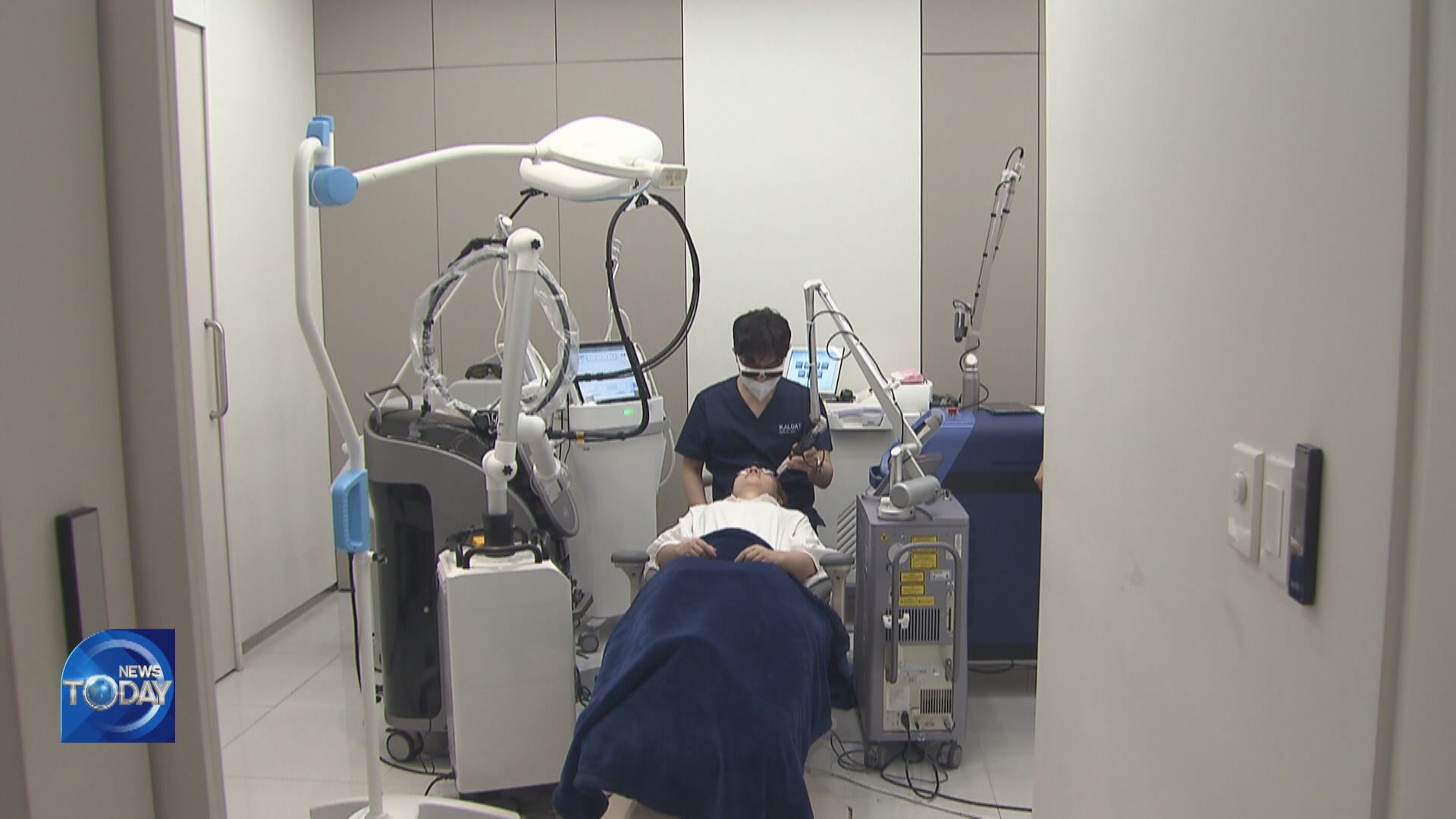 FOREIGNERS LEARN COSMETIC PROCEDURES