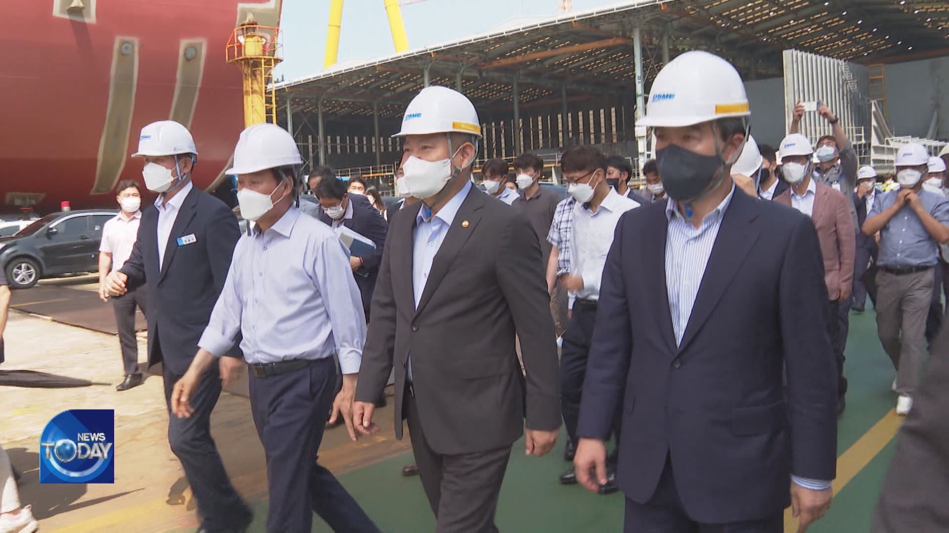 MINISTERS VISIT SHIPYARD STRIKE SITE