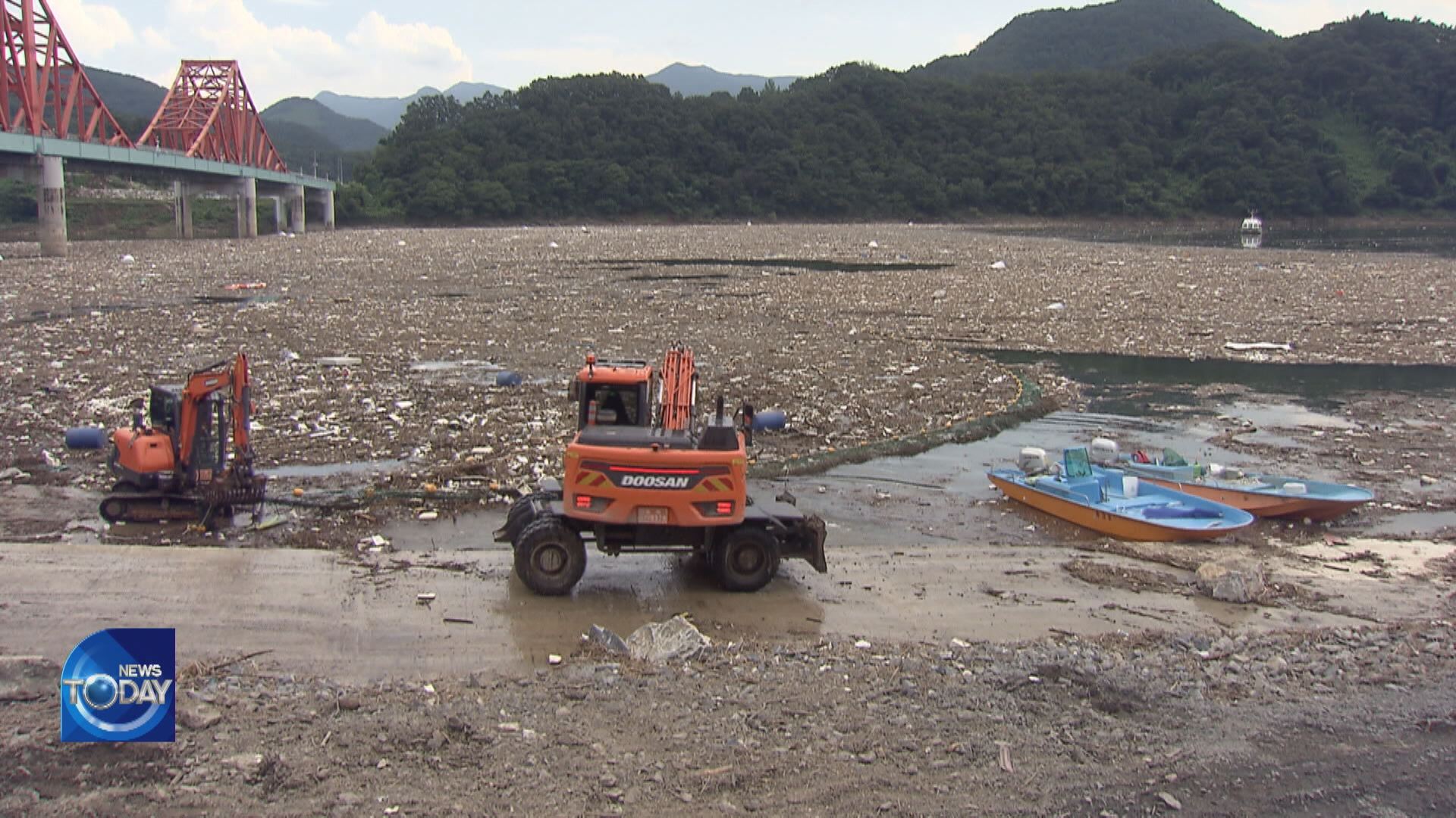 TRASH PILED UP IN LAKE CHUNGJU