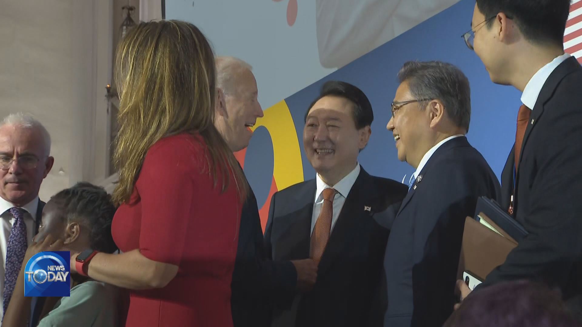 S.KOREA-U.S. LEADERS SHARE BRIEF TALK