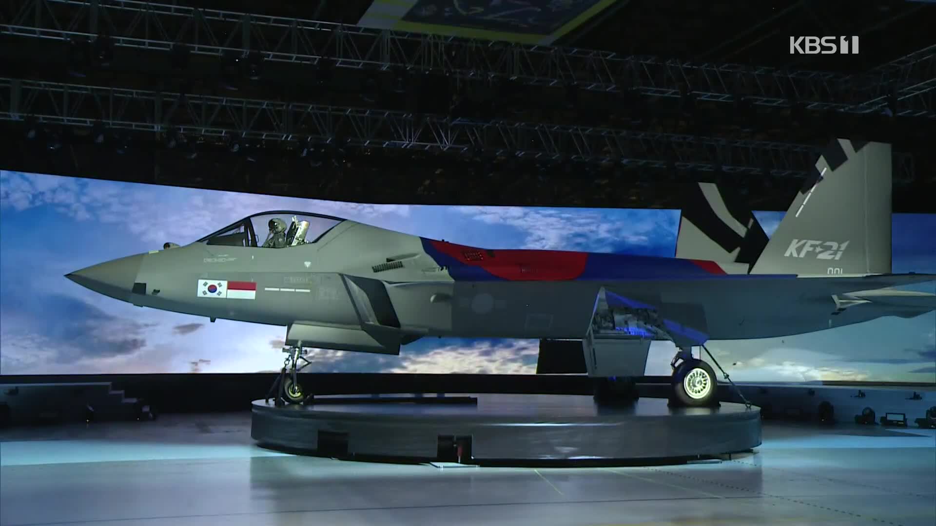 첫 국산 초음속 전투기 ‘KF-21 보라매’ 공개