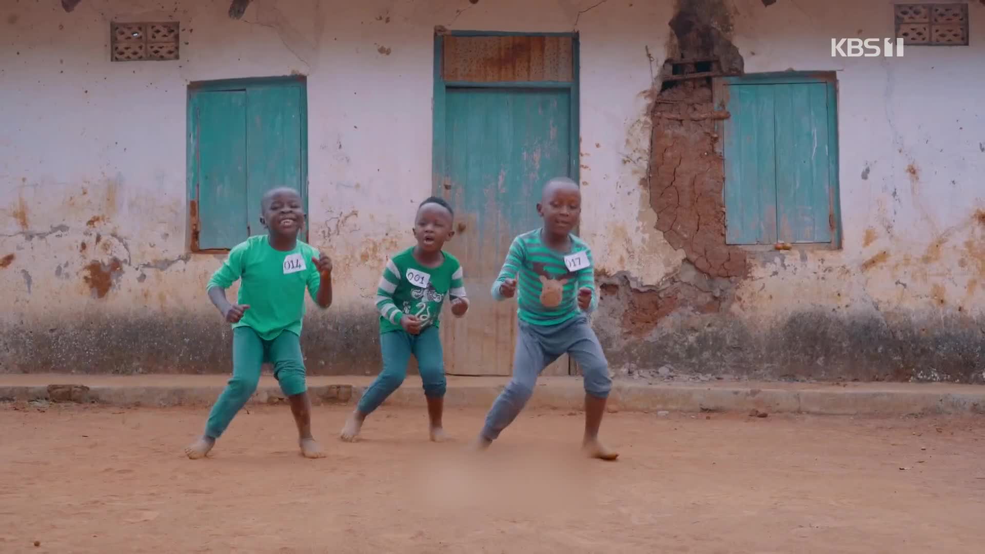 우간다 어린이들, 맨발로 ‘오징어 게임’ 춤 선보인 이유는?