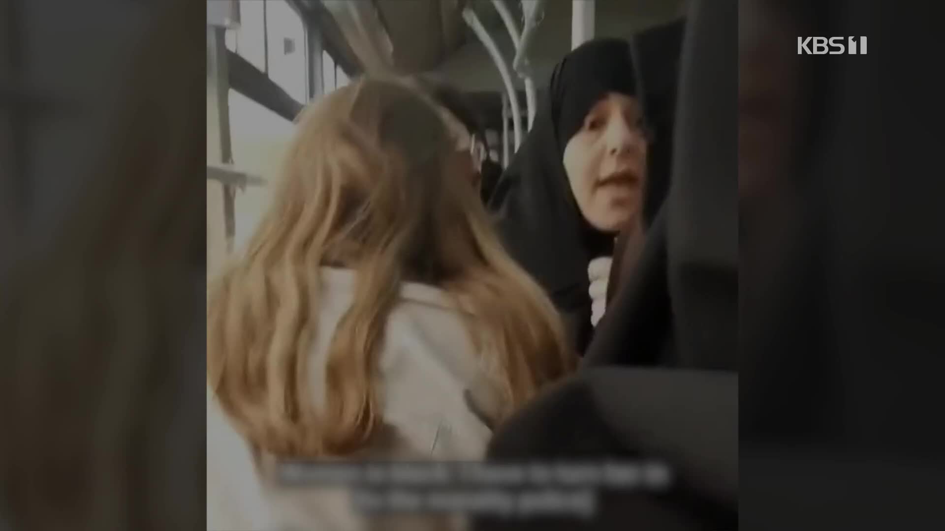 [영상] ‘히잡 미착용자’ 잡으려던 이란 ‘도덕경찰’, 버스에서 쫓겨나
