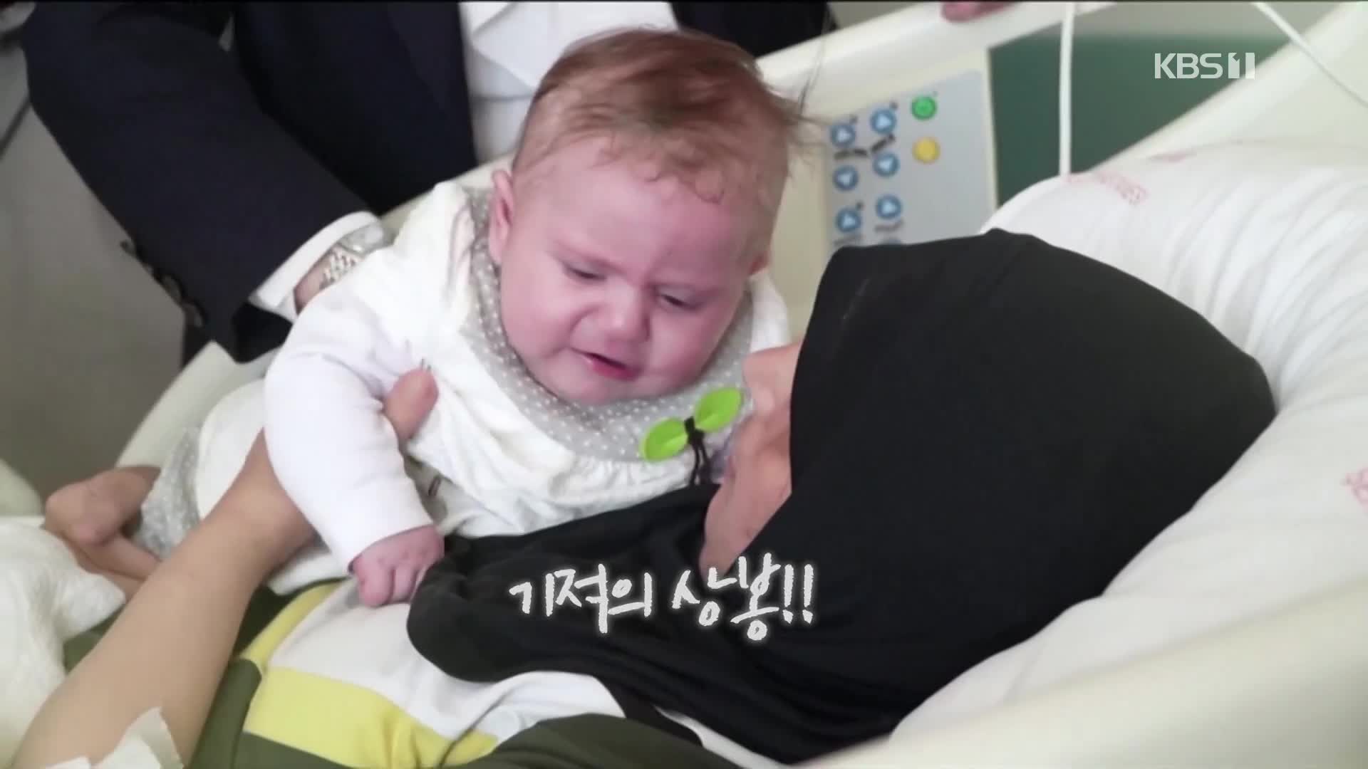 [오늘의 영상] 지진 잔해 속에서 발견된 ‘기적의 아기’, 엄마 만나다!