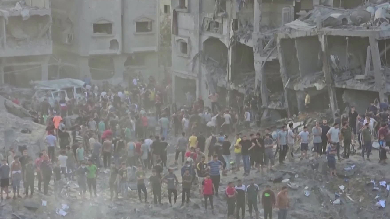 가자 난민촌 공습…라파 통로 열려 ‘외국인·중상자 첫 대피’