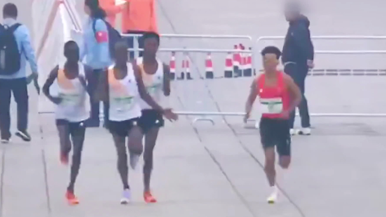 중국 선수에 “먼저 가라” 파문…마라톤도 승부 조작?