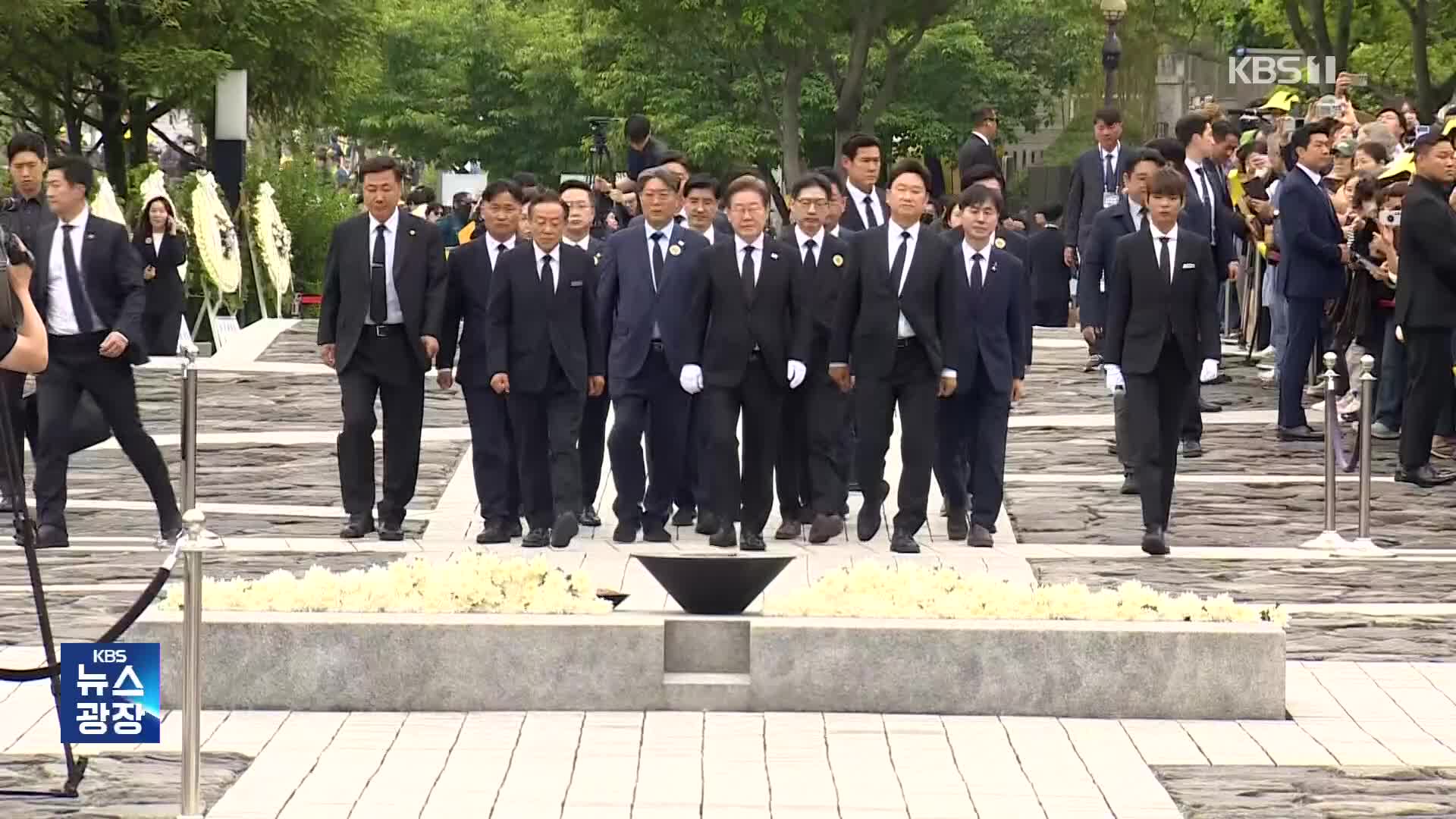 이재명 “노무현의 꿈 국민과 이을 것”…문 전 대통령과 오찬