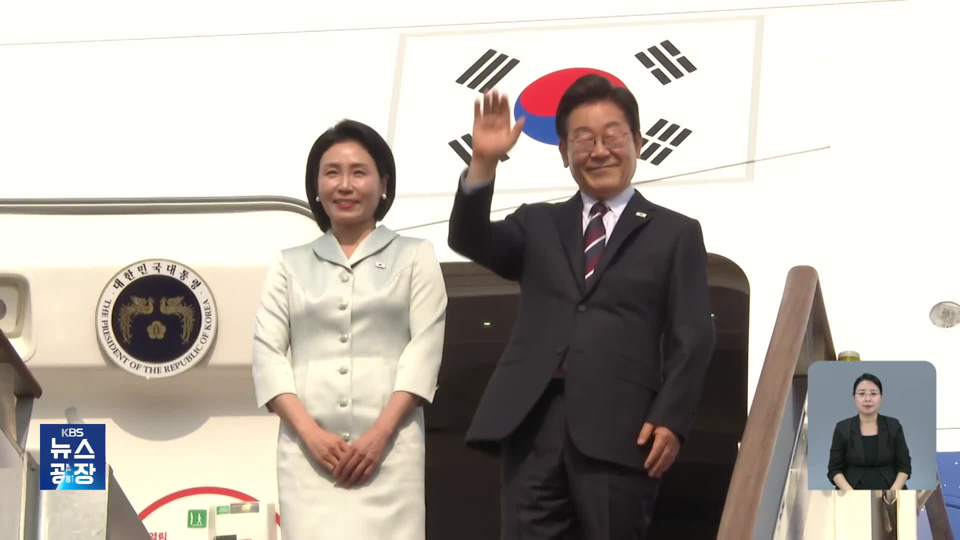 이 대통령 “위안부 합의 번복, 바람직하지 않아…일본 매우 중요 존재”