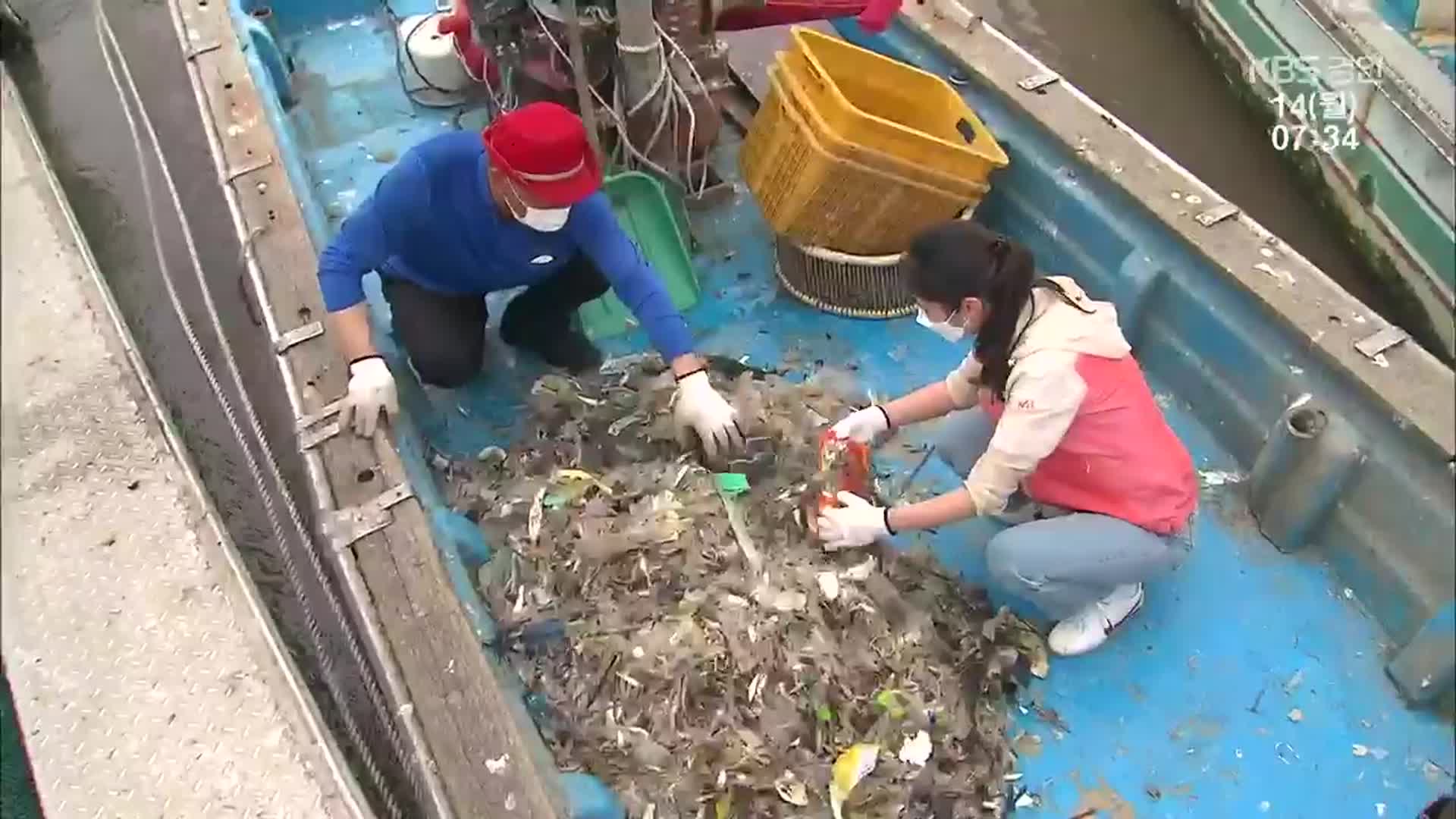 새우보다 많은 비닐…쓰레기 낚는 어민들