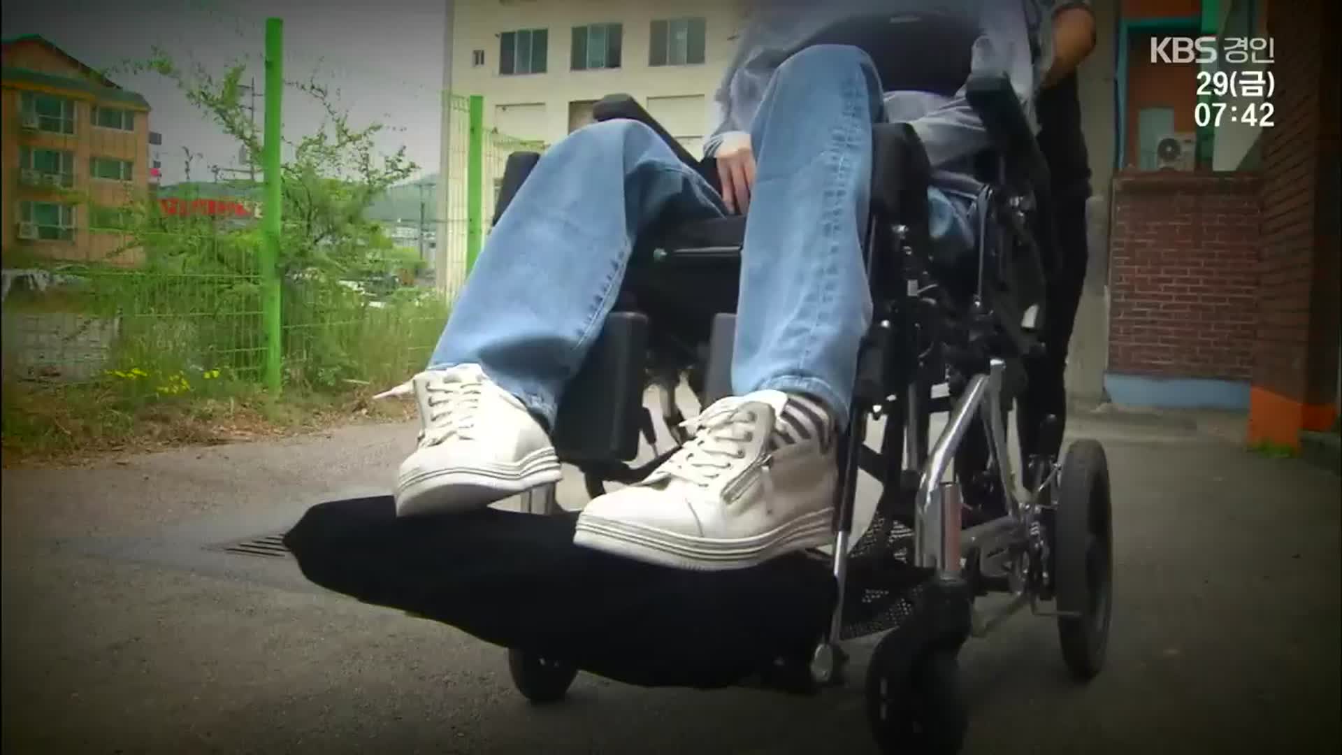 “앞줄 가운데는 안돼요”…휠체어 장애인 관람석 차별