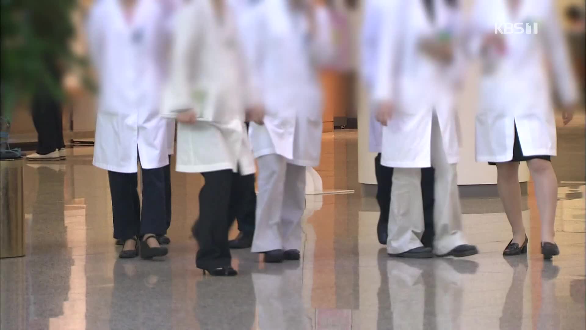 전공의 순차 복귀…국시 거부 의대생 구제두고 갈등