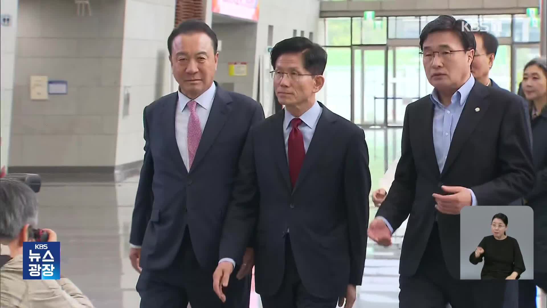 “후보 선출 직후 단일화”라더니…버티는 김문수 속내는?