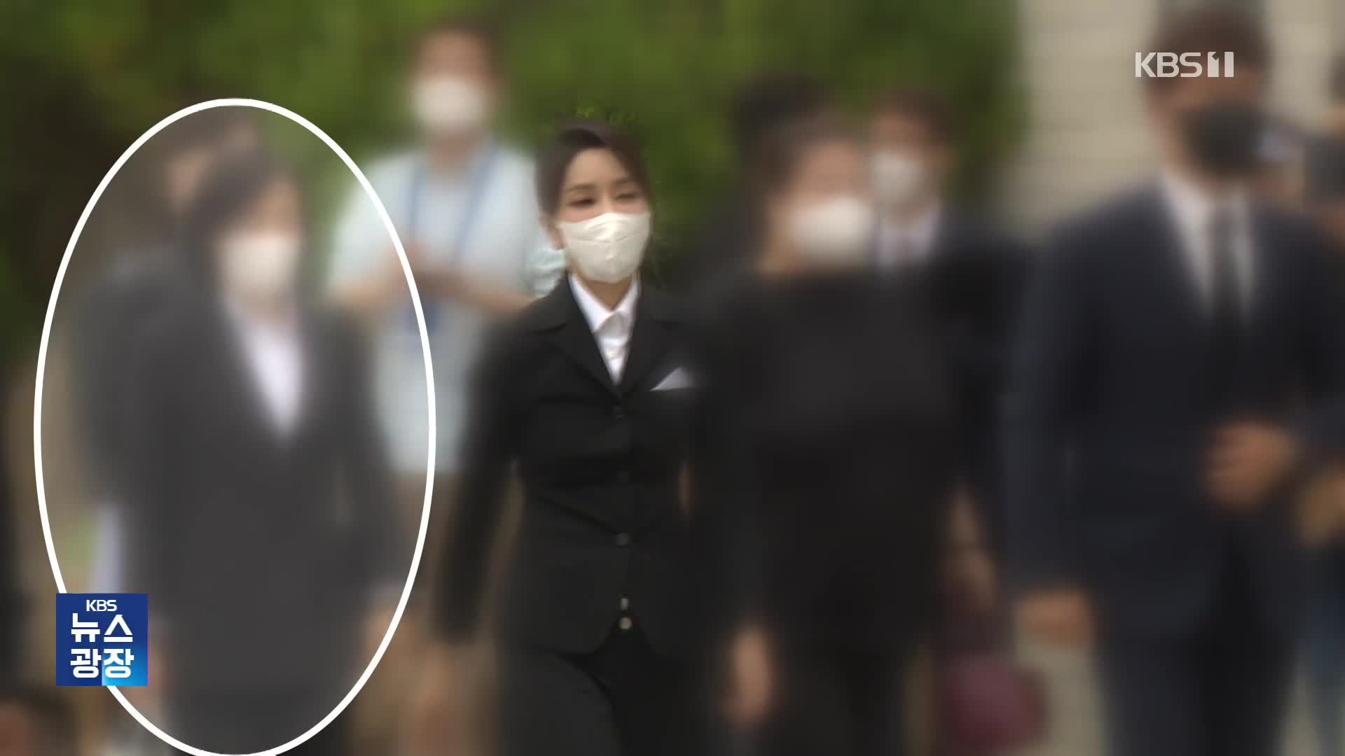 [단독] “김건희 수행비서 샤넬 가방 교환 때 관저 공사업체 대표 부인 동행”