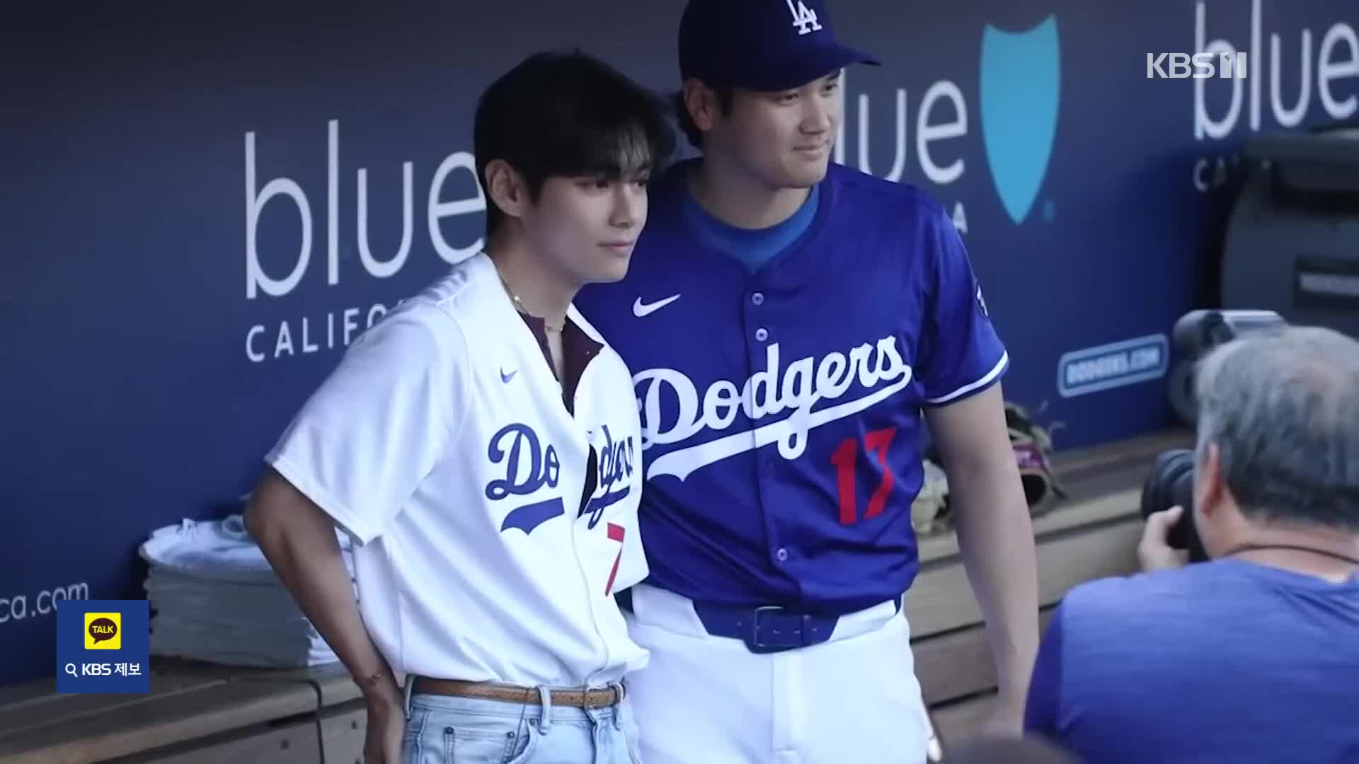 [잇슈 컬처] BTS 뷔, LA다저스 홈경기 시구…오타니와 만남도