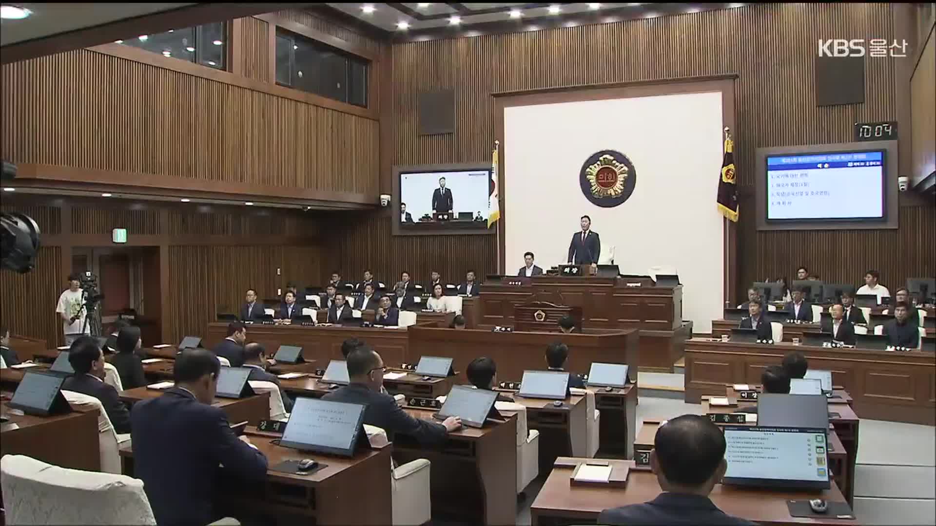 두 달 만에 임시회 열었지만 또 다시 설전